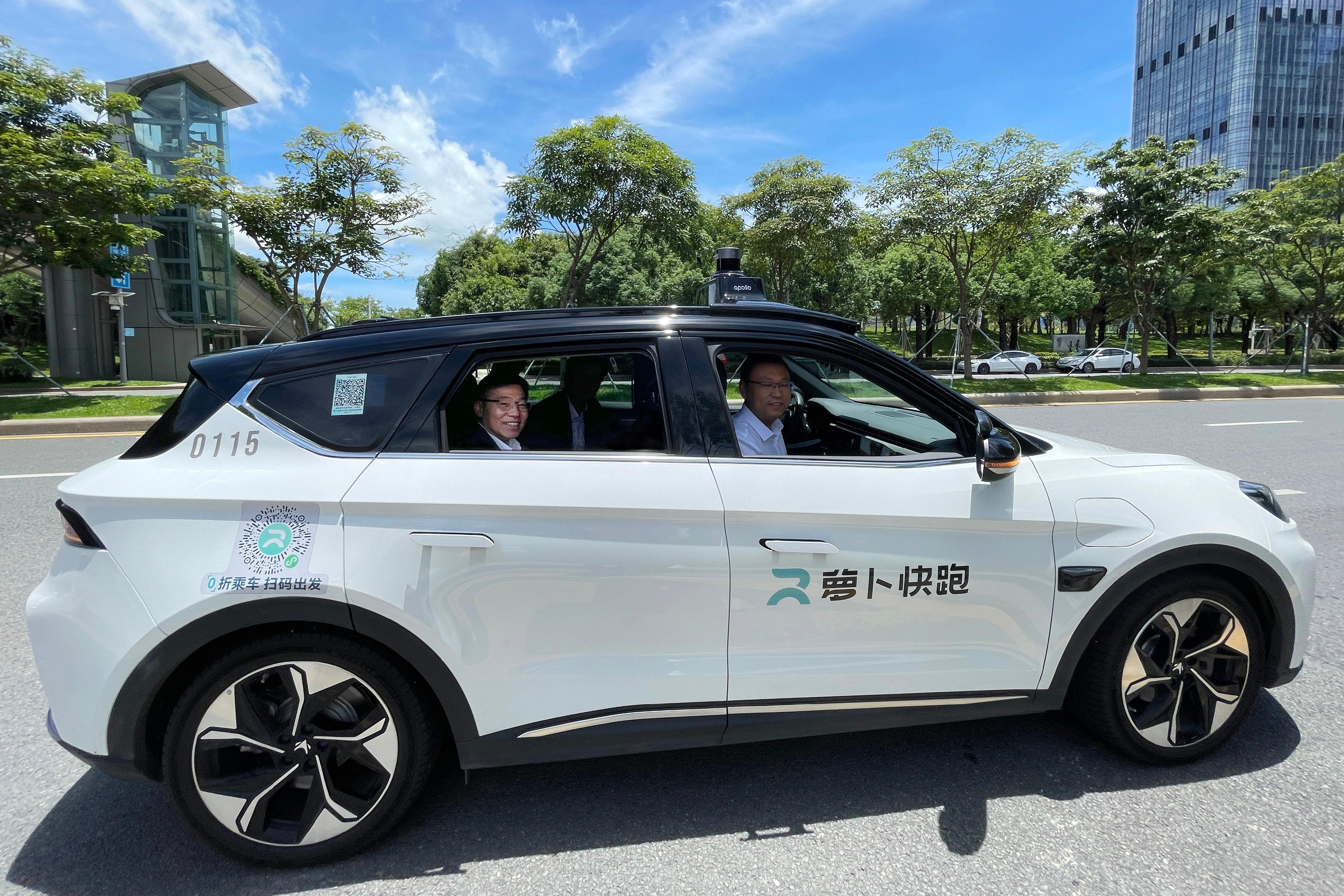 The Secretary for Transport and Logistics, Mr Lam Sai-hung (left), today (July 20) took a test ride in an autonomous vehicle in Nanshan, Shenzhen.
