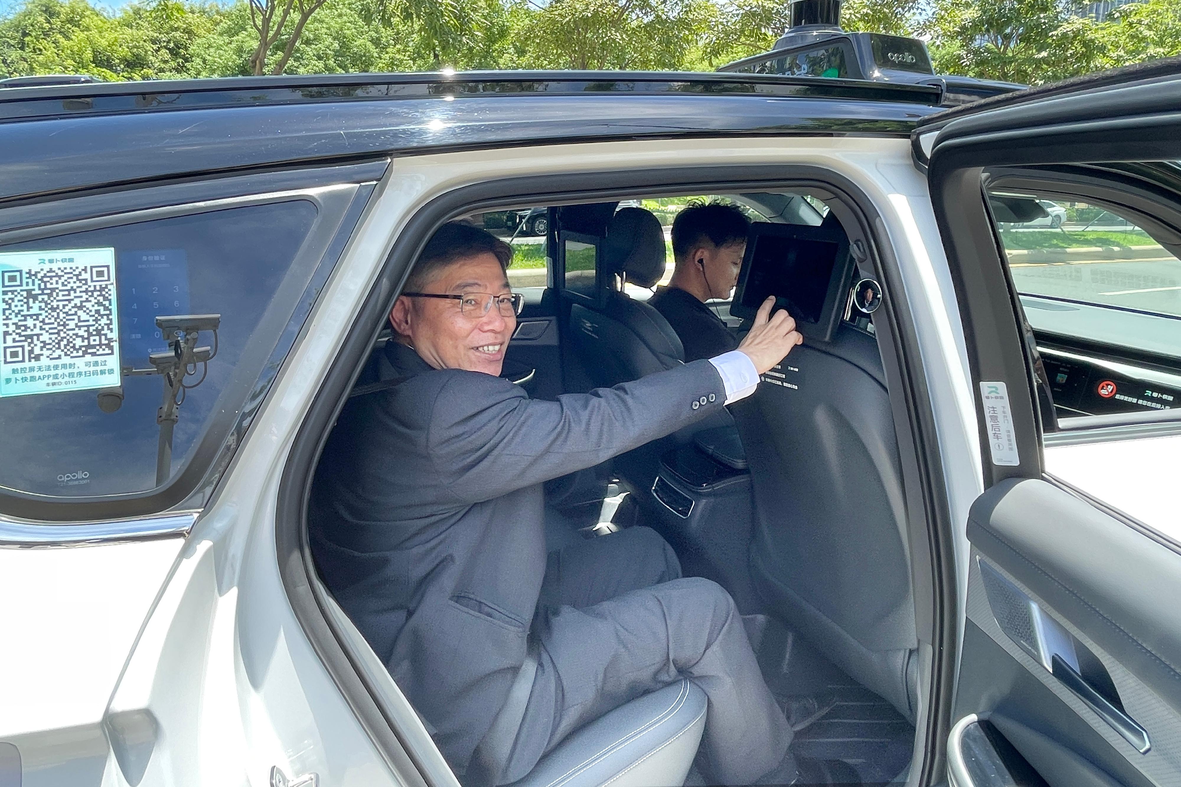 The Secretary for Transport and Logistics, Mr Lam Sai-hung (left), today (July 20) took a test ride in an autonomous vehicle in Nanshan, Shenzhen.