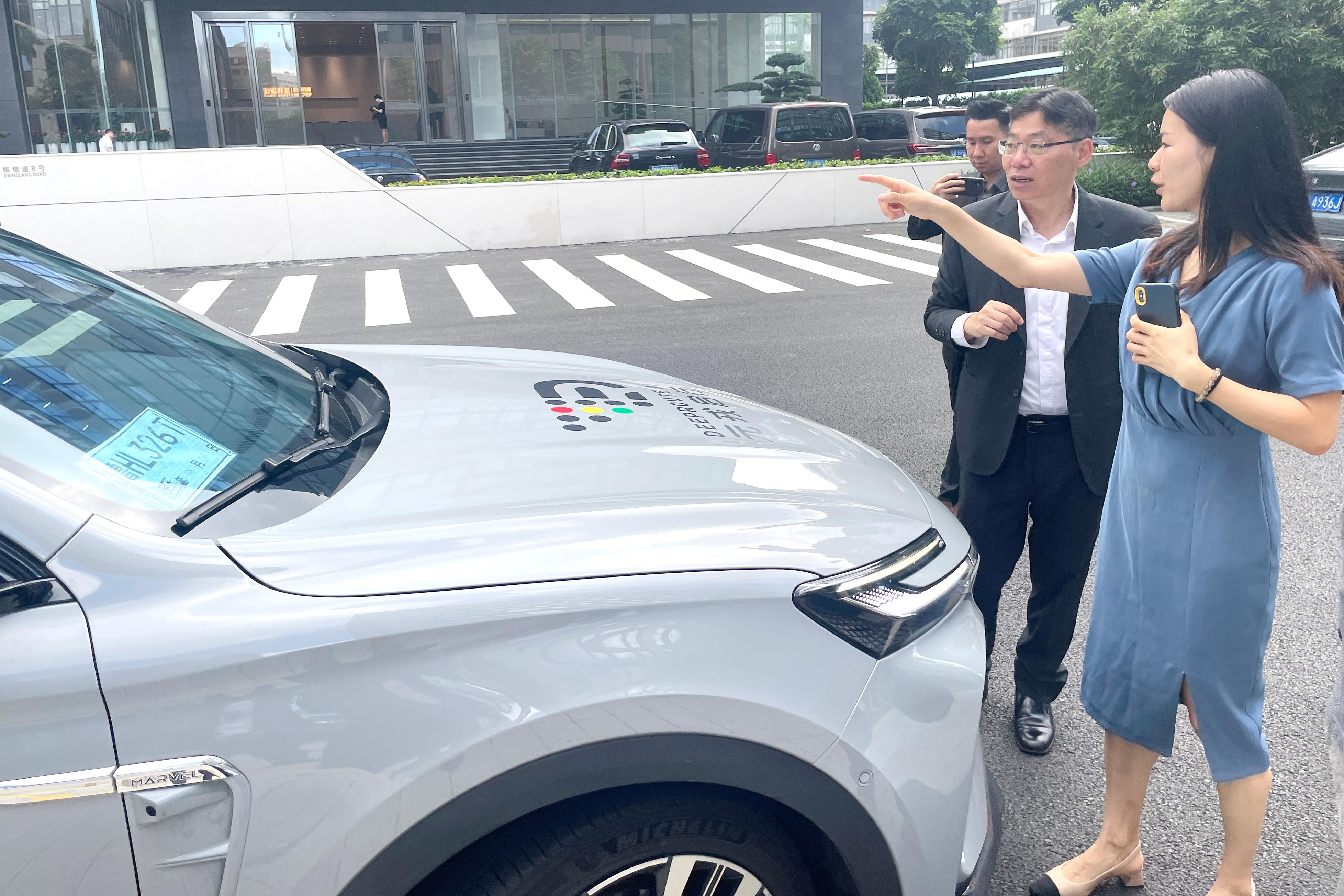 The Secretary for Transport and Logistics, Mr Lam Sai-hung, continued his visit to Shenzhen today (July 20). Photo shows Mr Lam (second right) being briefed by a representative (first right) of DeepRoute.ai on the company's autonomous vehicle services.

