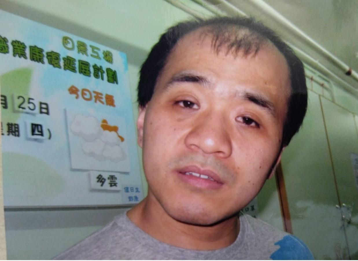 Chan Kam-wing, aged 40, is about 1.67 metres tall, 58 kilograms in weight and of medium build. He has a round face with yellow complexion and short black hair. He was last seen wearing a green short-sleeved shirt, dark blue shorts and slippers.
