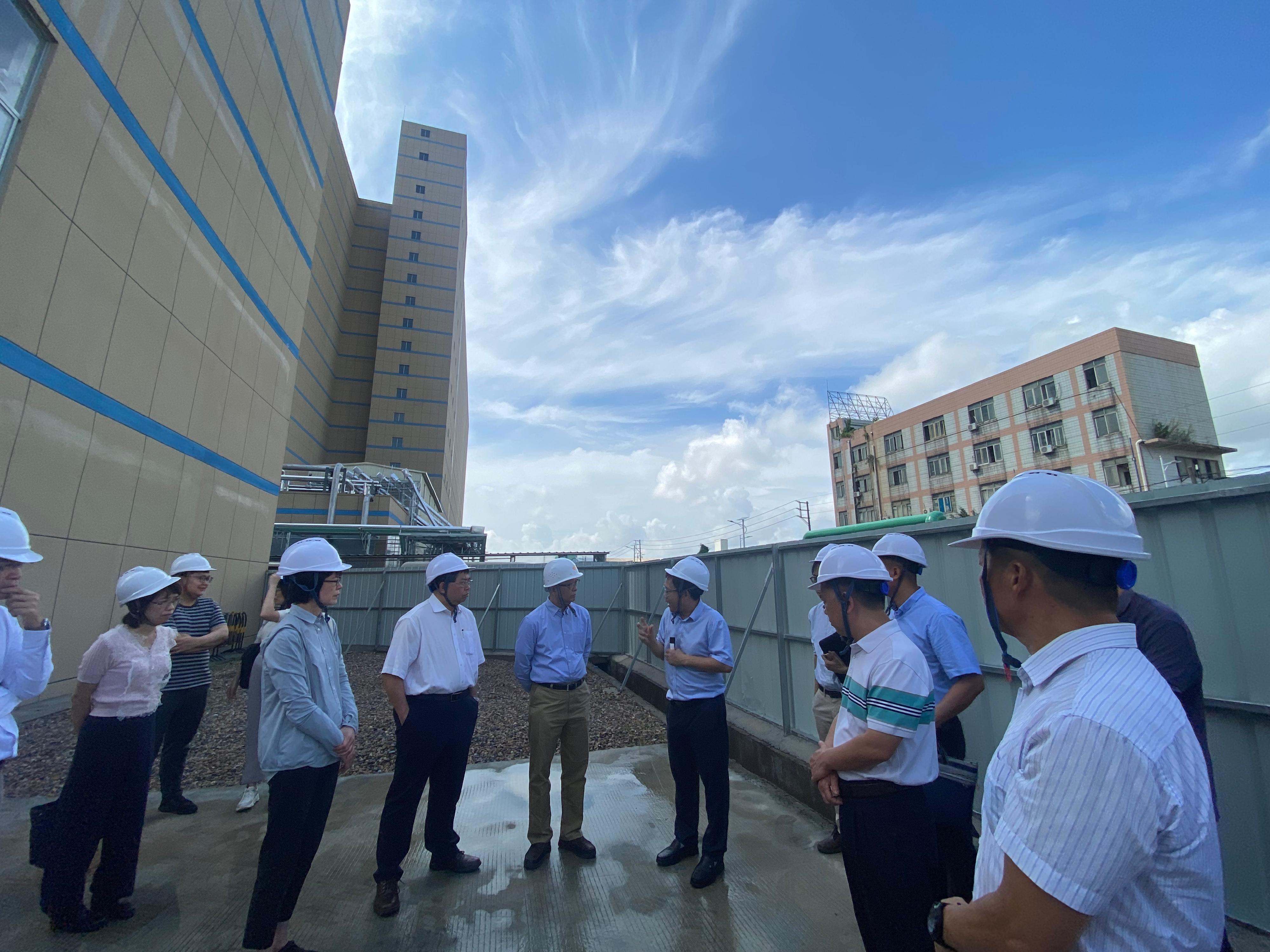The Secretary for Environment and Ecology, Mr Tse Chin-wan, visited a high-rise pig farm in Nansha District of Guangzhou yesterday morning (July 19). Photo shows Mr Tse (fifth left); the Permanent Secretary for Environment and Ecology (Food), Miss Vivian Lau (third left); and the Director of Agriculture, Fisheries and Conservation, Dr Leung Siu-fai (fourth left), receiving a briefing from a representative on the operation of the pig farm.