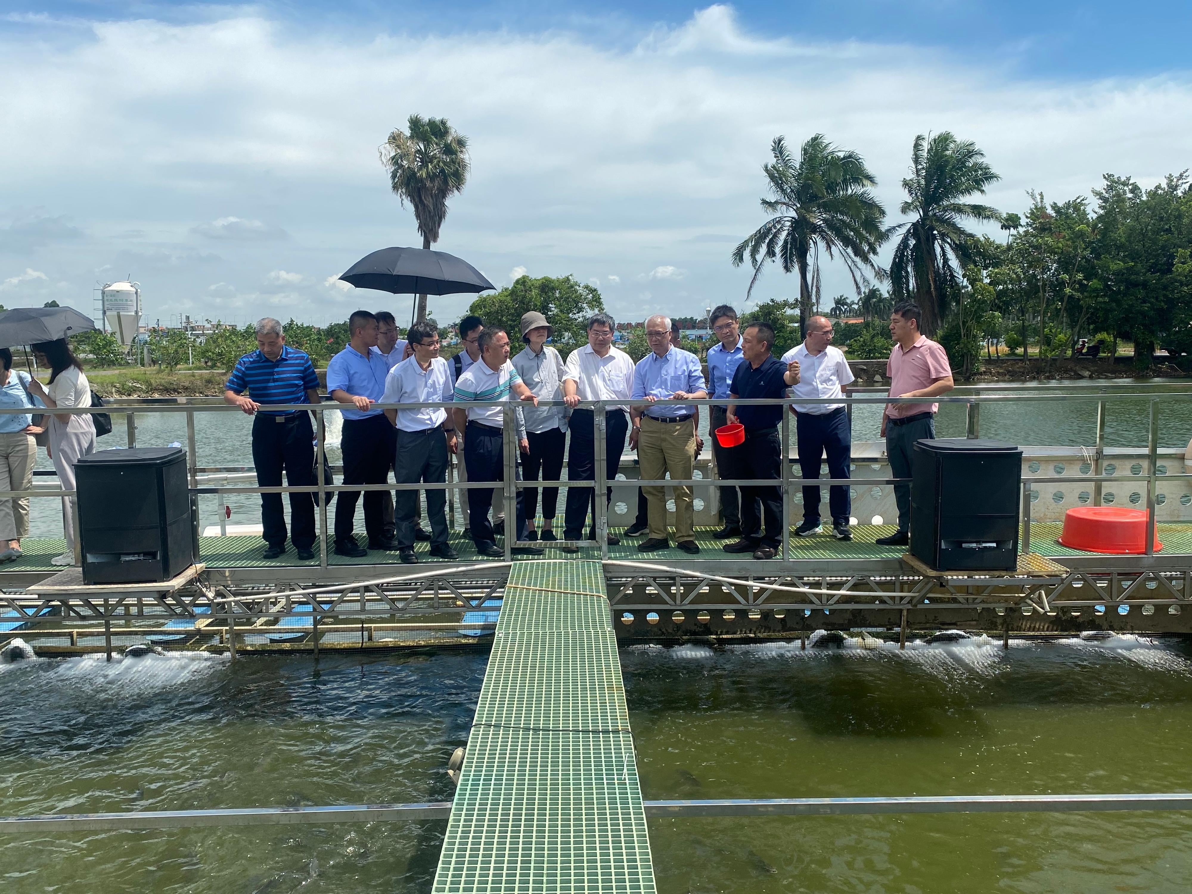 The Secretary for Environment and Ecology, Mr Tse Chin-wan, visited the Guangdong International Fishery High Tech Park yesterday afternoon (July 19). Photo shows Mr Tse (fifth right); the Permanent Secretary for Environment and Ecology (Food), Miss Vivian Lau (seventh right); and the Director of Agriculture, Fisheries and Conservation, Dr Leung Siu-fai (sixth right), receiving a briefing from a representative on the farming system adopted in the Park.