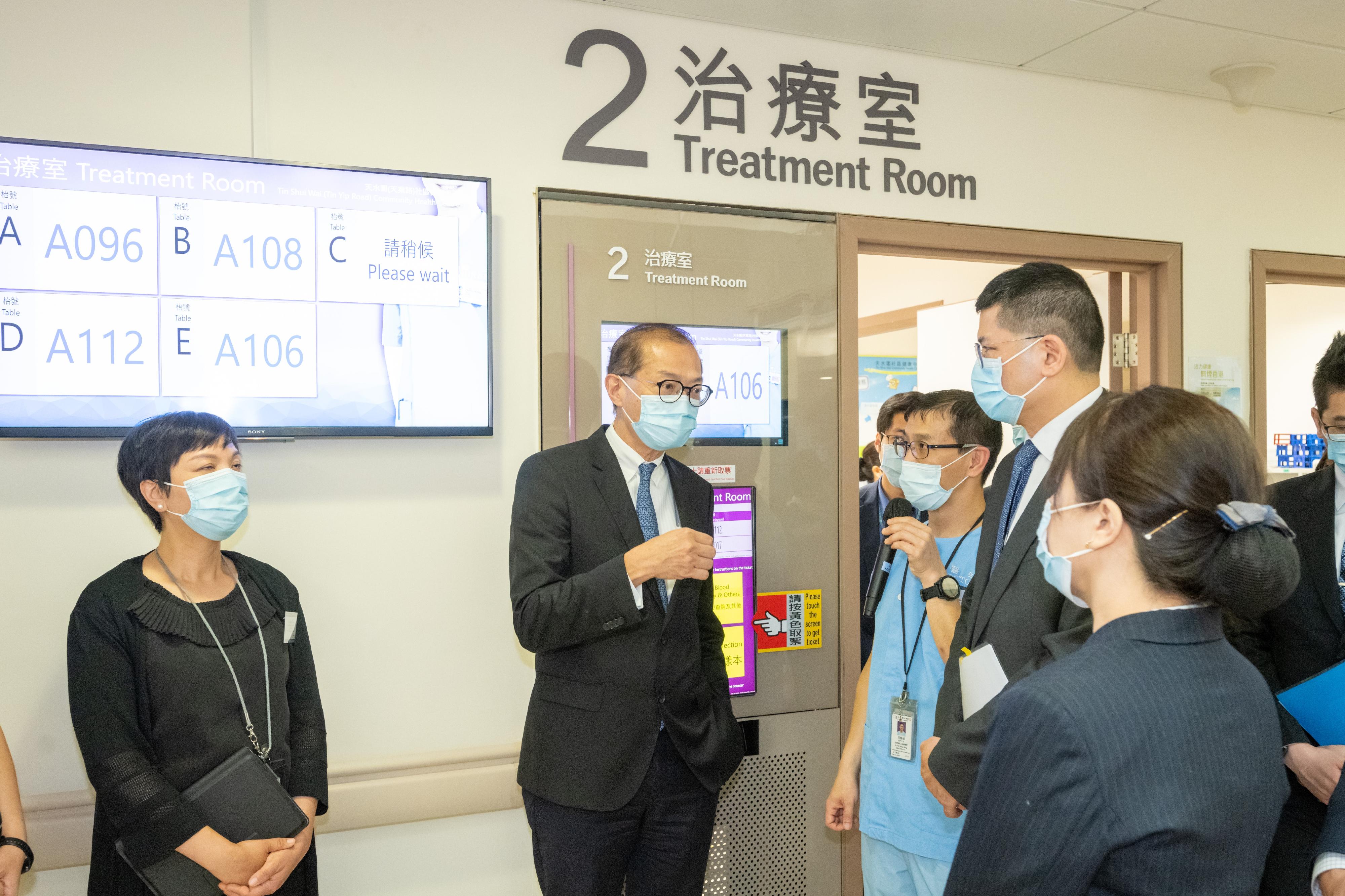 The Secretary for Health, Professor Lo Chung-mau (second left), visits the Tin Shui Wai (Tin Yip Road) Community Health Centre today (July 20) and learns from the staff about the daily operation of the general out-patient treatment room in the Centre. Looking on is the Chief Executive of the Hospital Authority, Dr Tony Ko (second right).