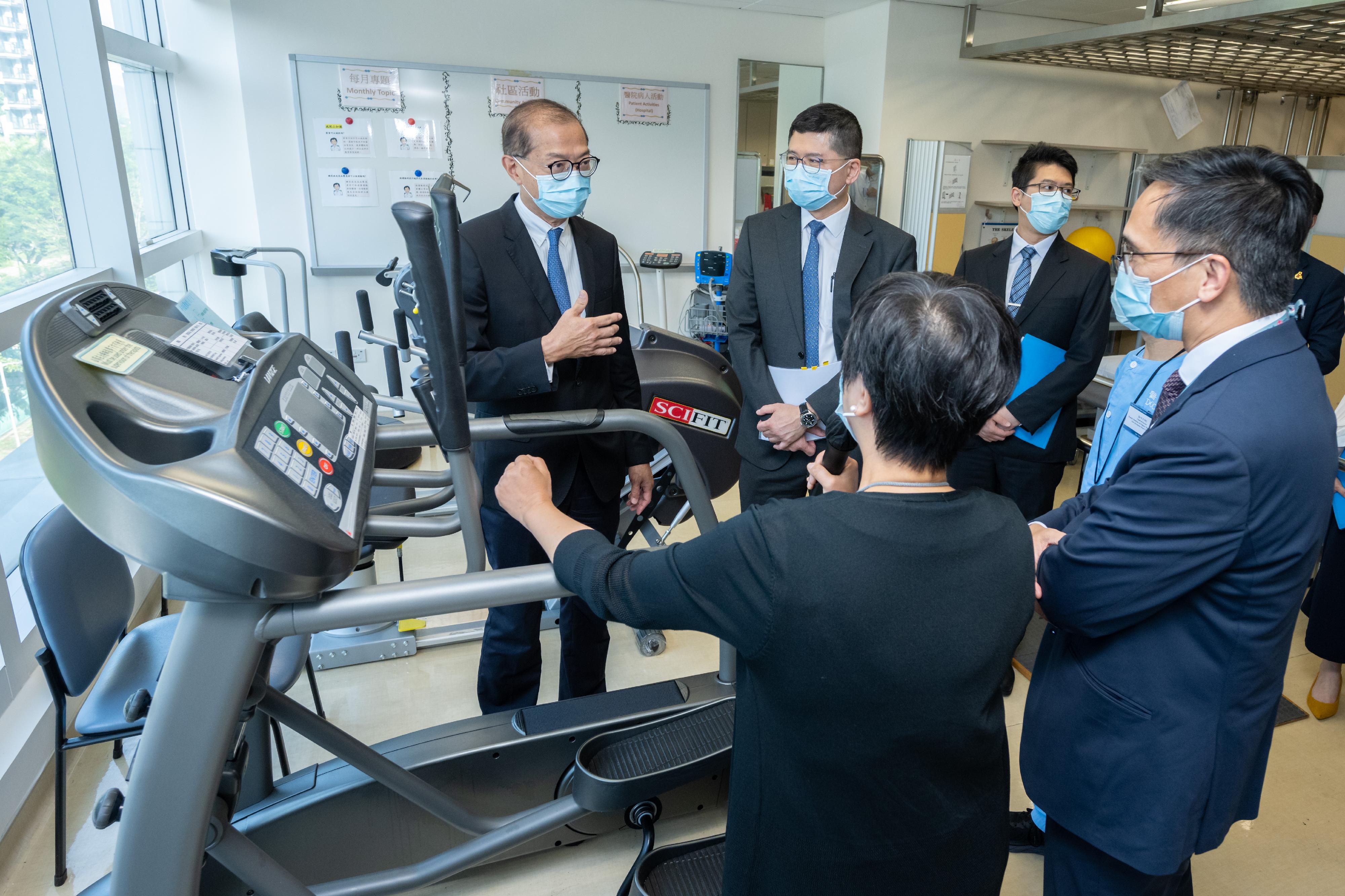 The Secretary for Health, Professor Lo Chung-mau (first left), visits the Tin Shui Wai (Tin Yip Road) Community Health Centre today (July 20) and tours the physiotherapy room to know more about the treatment of chronic disease services provided by the Centre.
