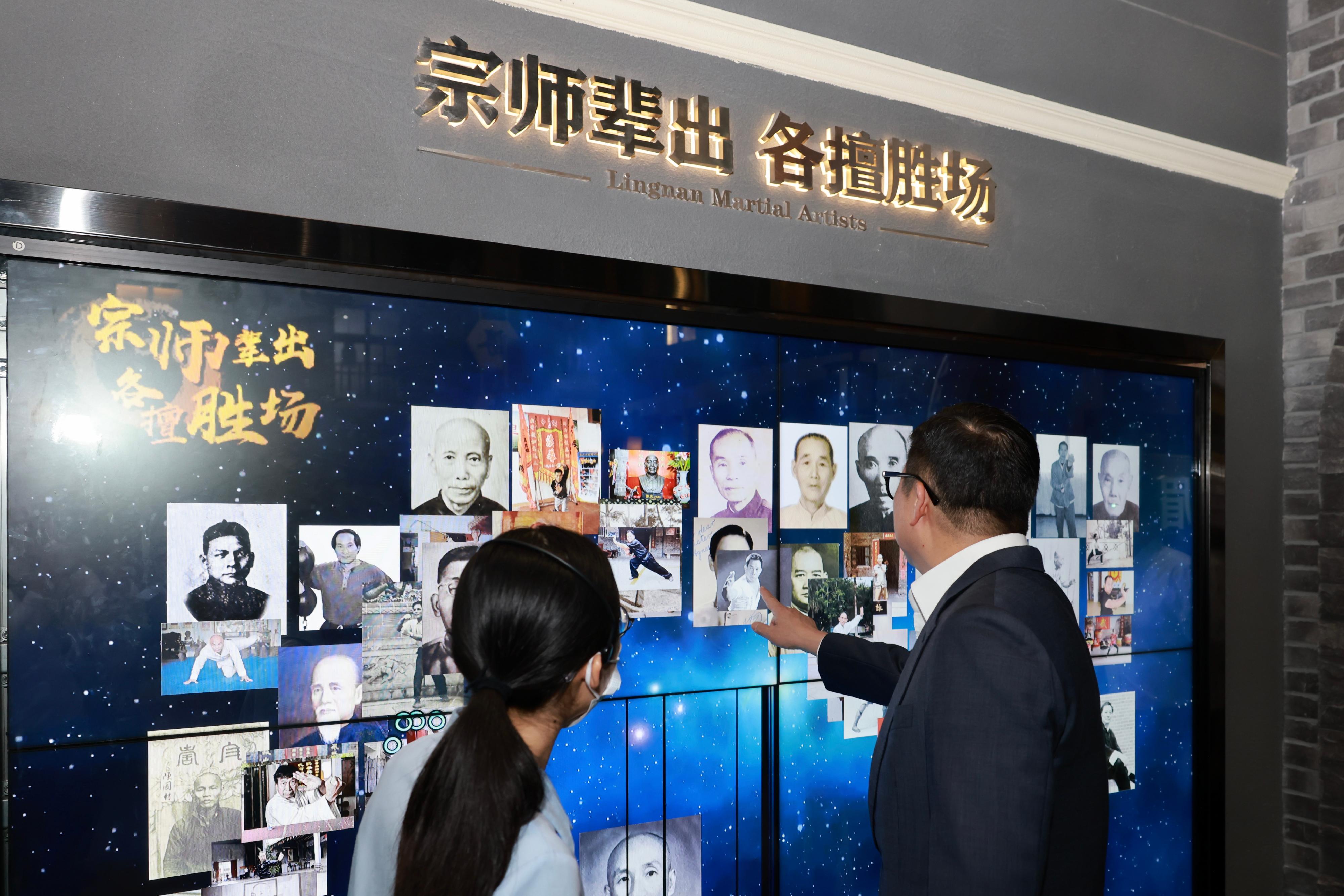 The Secretary for Security, Mr Tang Ping-keung, today (July 20) completed his series of visits to all cities of the Guangdong-Hong Kong-Macao Greater Bay Area in recent months. Photo shows Mr Tang (right) visiting the Feihong Pavilion in Nanhai, Foshan, and learning more about the origin, inheritance and development of Foshan's martial arts culture.