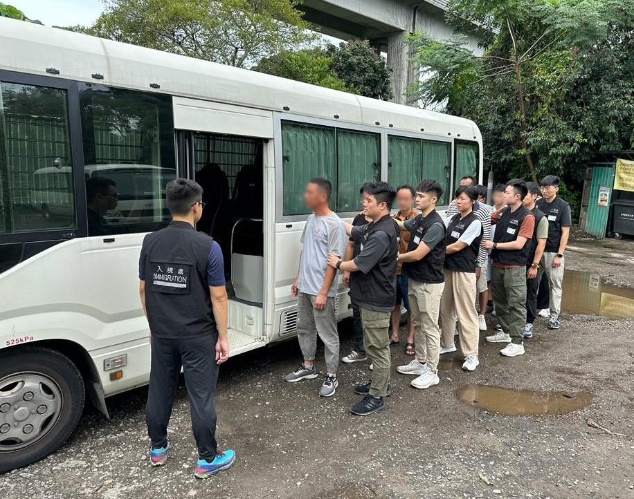 The Immigration Department mounted a series of territory-wide anti-illegal worker operations for three consecutive days from July 18 to yesterday (July 20). Photo shows suspected illegal workers arrested during an operation.
