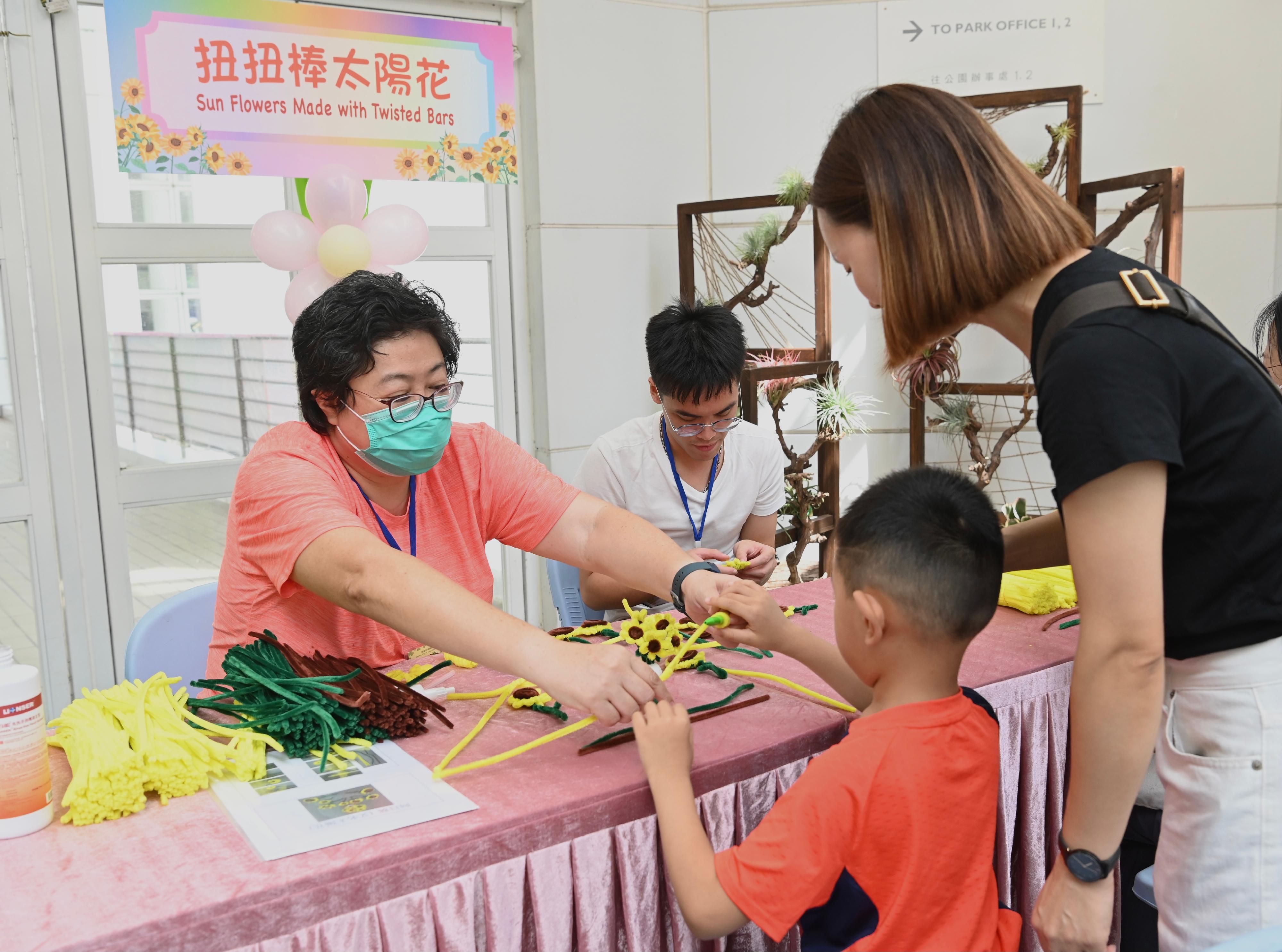 A horticultural education exhibition entitled "Let's learn about edible plants" and related activities are being held by the Leisure and Cultural Services Department today and tomorrow (July 22 and 23) from 10am to 5pm at the Arcade and the Green Education and Resource Centre of Kowloon Park. Admission is free. Photo shows members of the public participating in a workshop.
