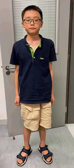 The boy, named Chen Healton, is twelve years old. He is about 1.45 metres tall, 35 kilograms in weight and of thin build. He has a sharp face with yellow complexion and short black hair. He wore a pair of glasses, a dark blue short-sleeved T-shirt, khaki shorts and black sandals.