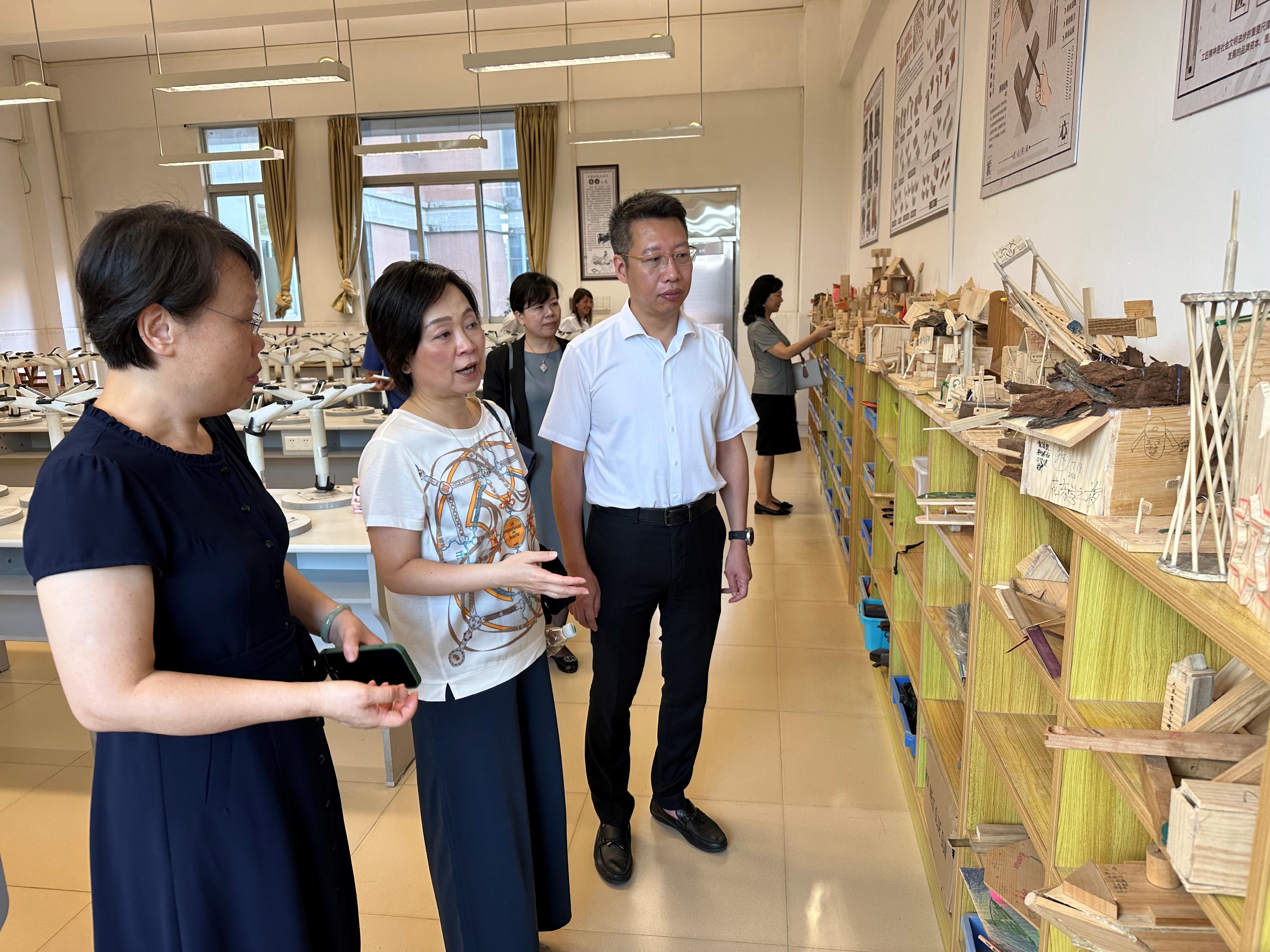 The Secretary for Education, Dr Choi Yuk-lin (centre), visits the Guangzhou Experiential School of Labor and Technology for Secondary School Students and tours the facilities yesterday (July 21).
