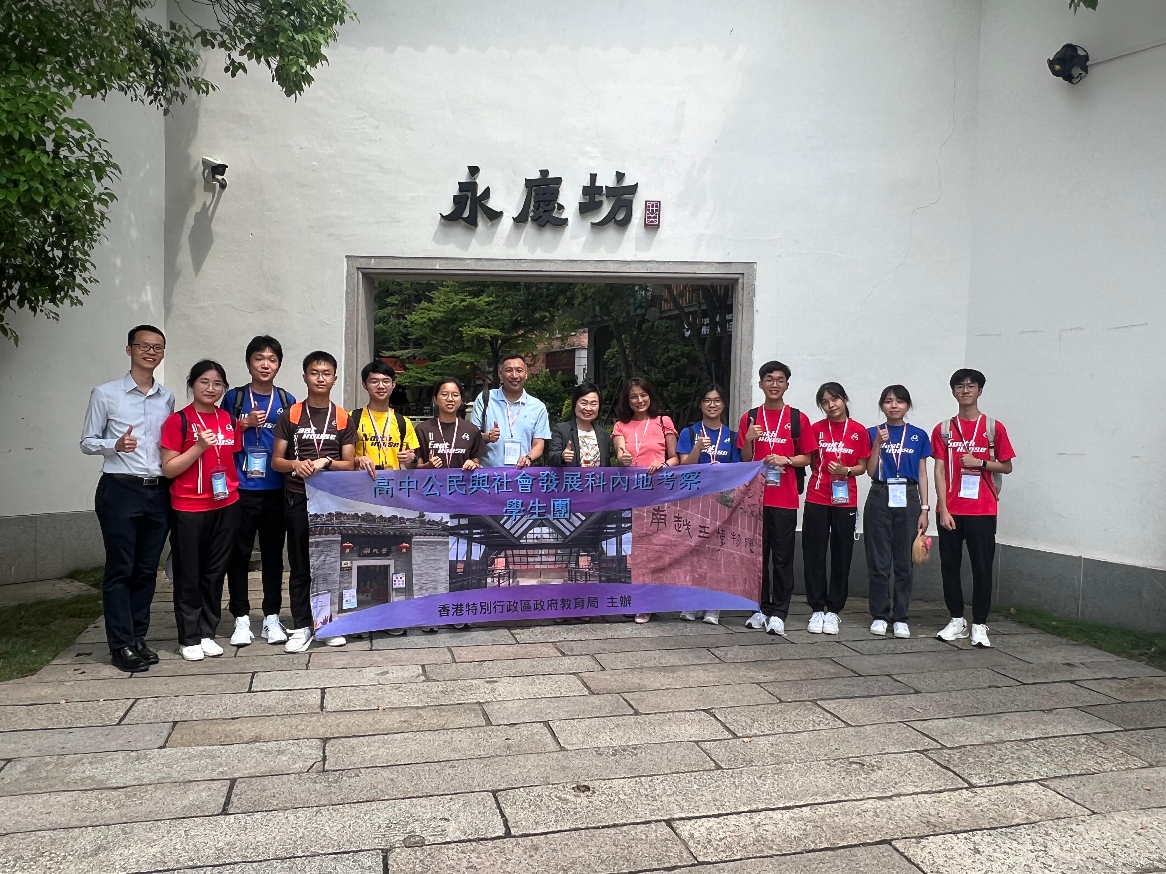 The Secretary for Education, Dr Choi Yuk-lin, met Hong Kong students joining a Mainland study tour on the subject of Citizenship and Social Development in Guangzhou yesterday (July 21). Photo shows Dr Choi (seventh right) with the teachers and students of the tour at Yongqing Fang.