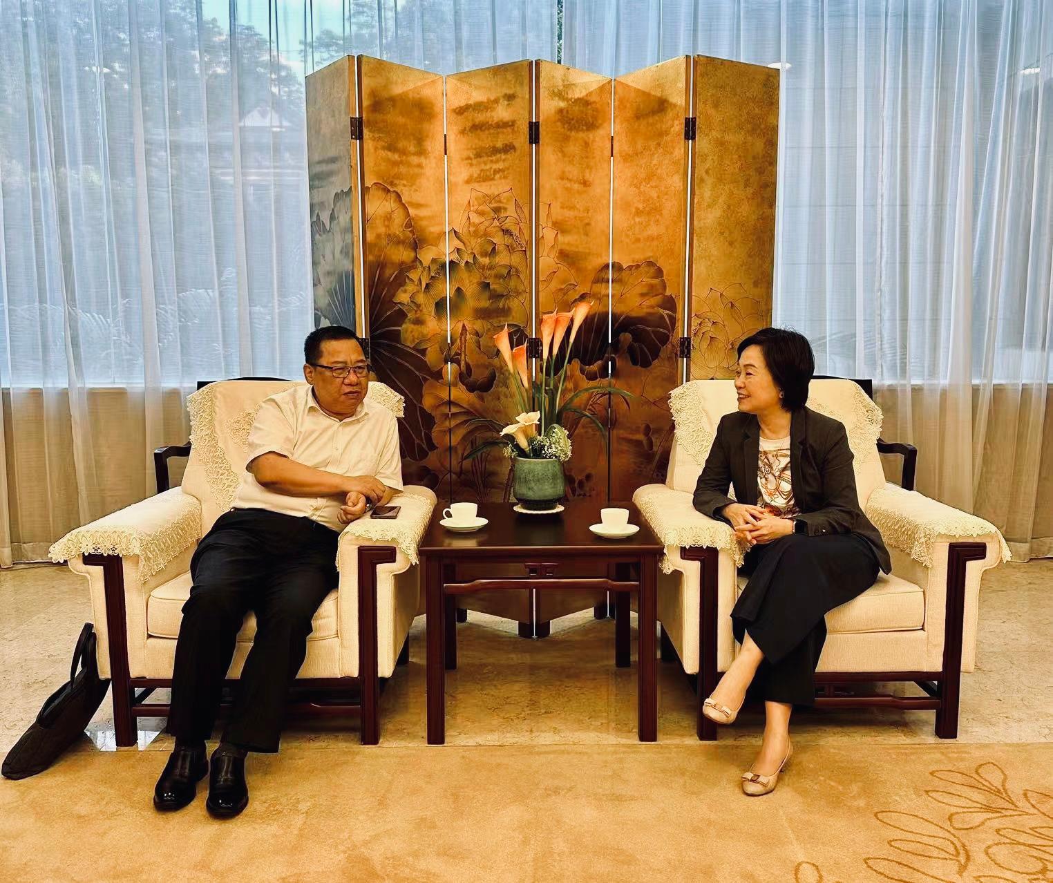 教育局局长蔡若莲博士（右）昨日（七月二十一日）在广州与广东省教育厅厅长朱孔军（左）会面，就双方关心的教育议题交流。

