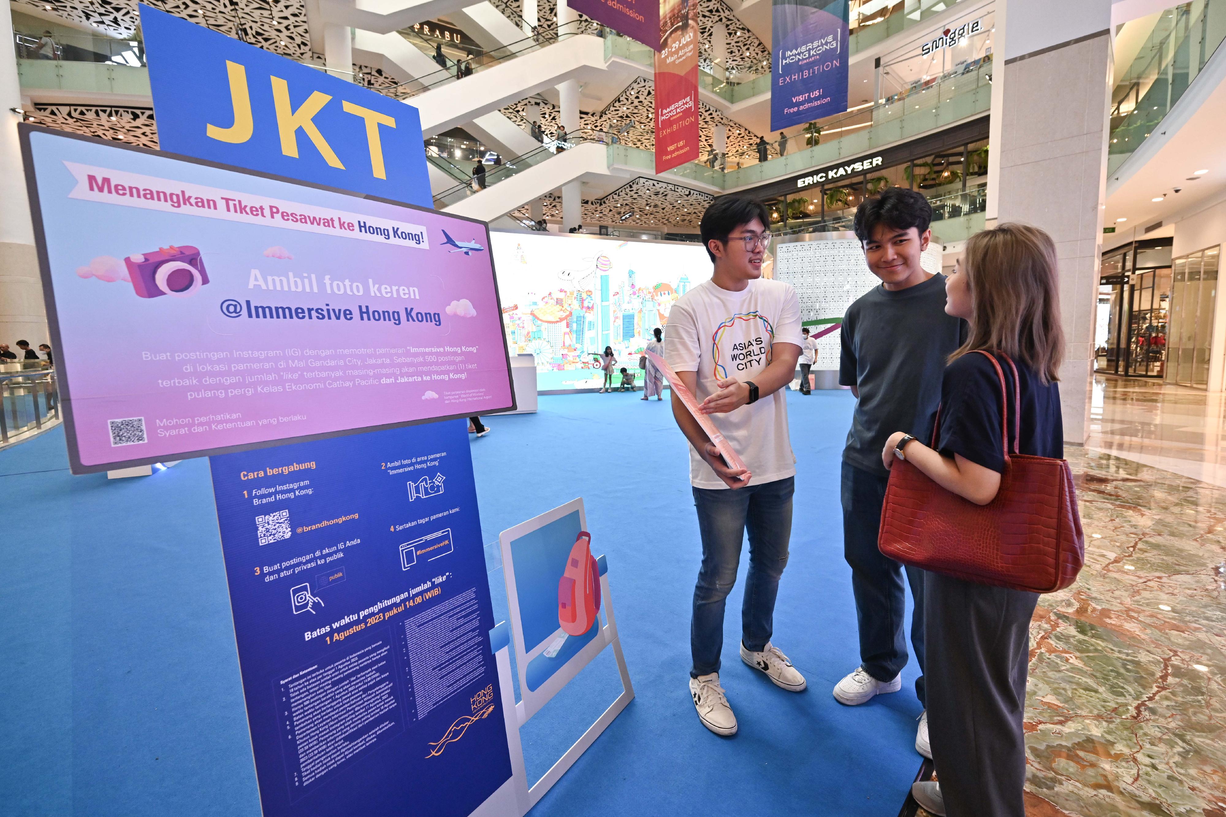 The "Immersive Hong Kong" roving exhibition, which showcases Hong Kong's unique strengths, advantages and opportunities with art technology, was launched in Jakarta, Indonesia, today (July 23) as part of a promotional campaign in Association of Southeast Asian Nations. An interactive game, "Snap a cool shot @Immersive Hong Kong", is on-going at the exhibition with prize air tickets from Jakarta to Hong Kong sponsored by Hong Kong International Airport's "World of Winners" Tickets Giveaway Campaign. Photo shows visitors looking at information of the game.