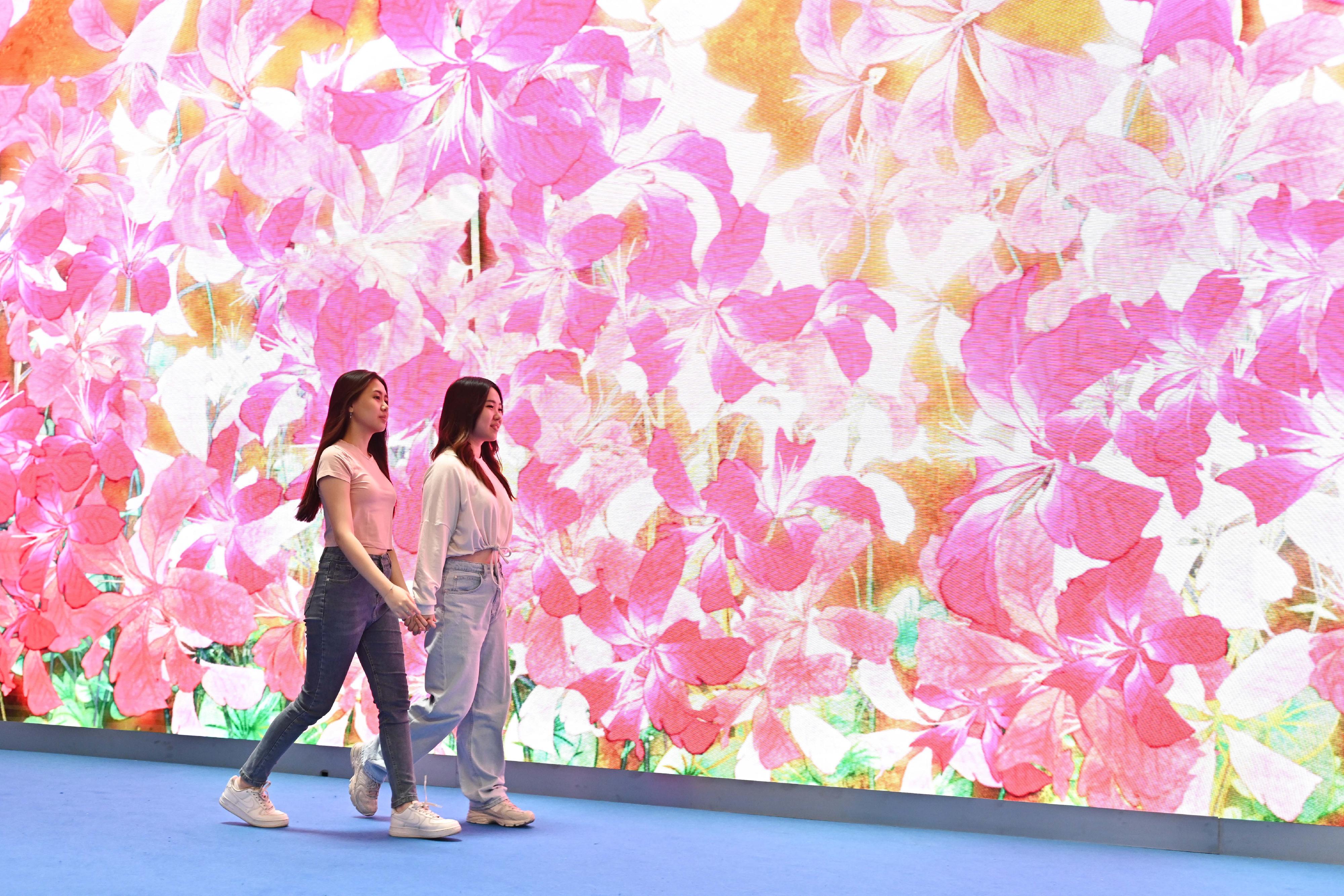 The "Immersive Hong Kong" roving exhibition, which showcases Hong Kong's unique strengths, advantages and opportunities with art technology, was launched in Jakarta, Indonesia, today (July 23) as part of a promotional campaign in Association of Southeast Asian Nations.