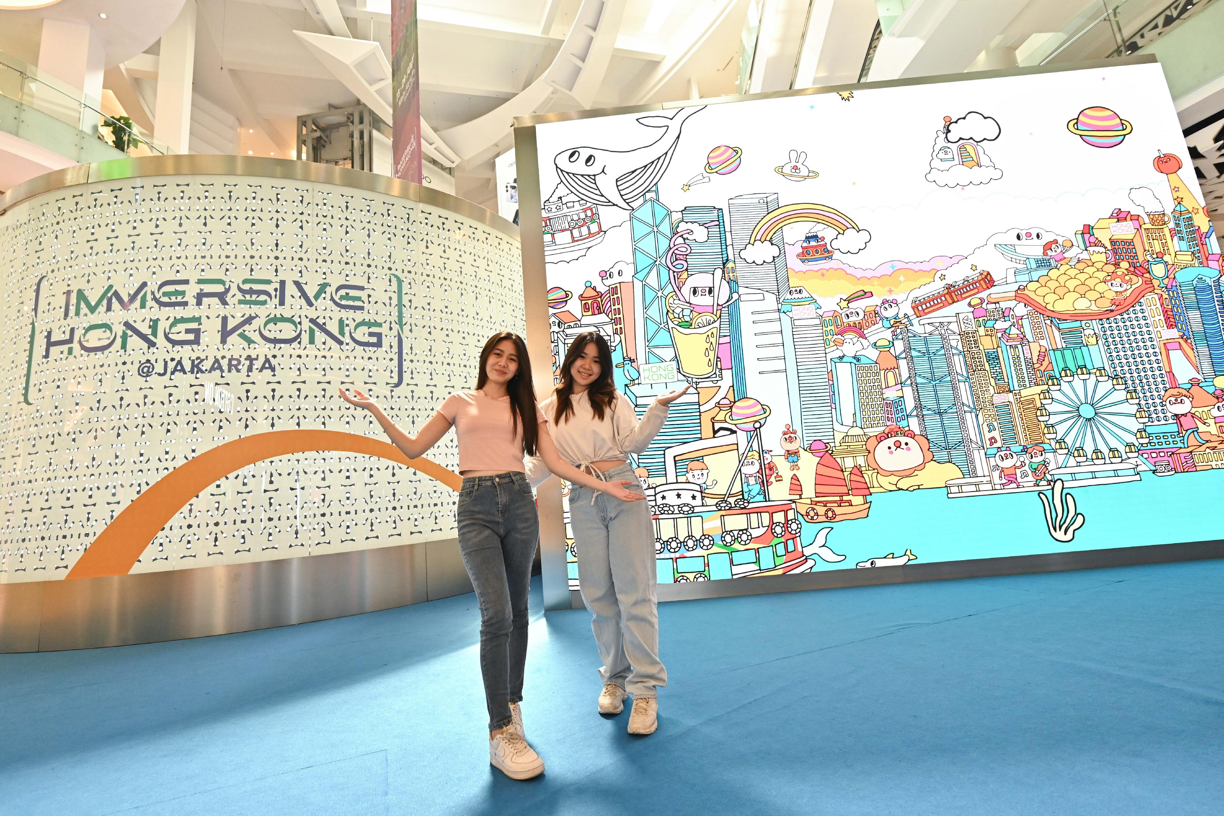 「香港─沉浸式之旅」巡回展览今日（七月二十三日）在印尼雅加达展开，是特区政府在东南亚国家联盟国家举办的推广活动之一，以艺术科技展示香港独有的实力、优势和机遇。