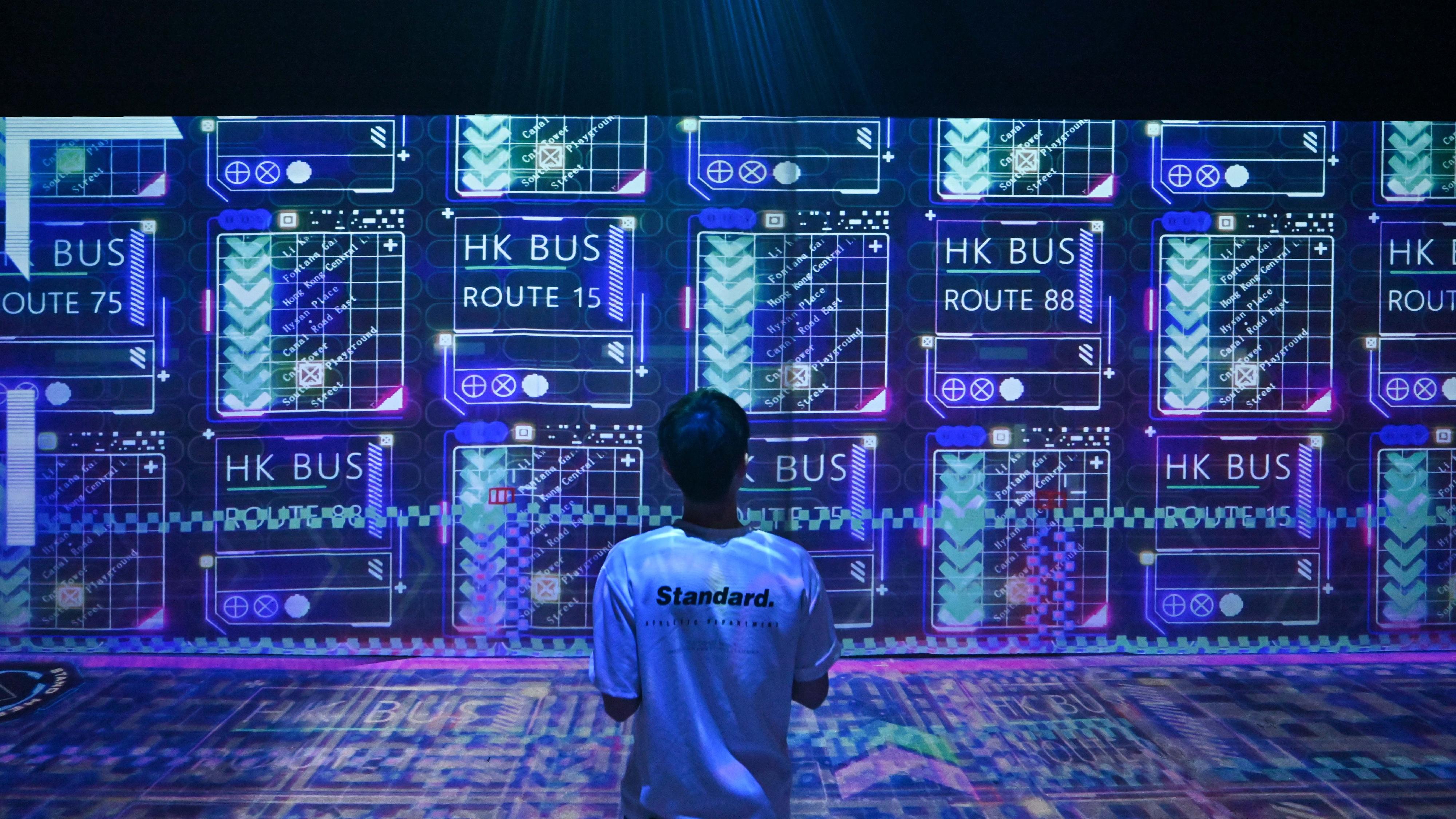「香港─沉浸式之旅」巡迴展覽今日（七月二十三日）在印尼雅加達展開，是特區政府在東南亞國家聯盟國家舉辦的推廣活動之一，以藝術科技展示香港獨有的實力、優勢和機遇。圖示展覽上以「創新及科技樞紐」為主題的投影。