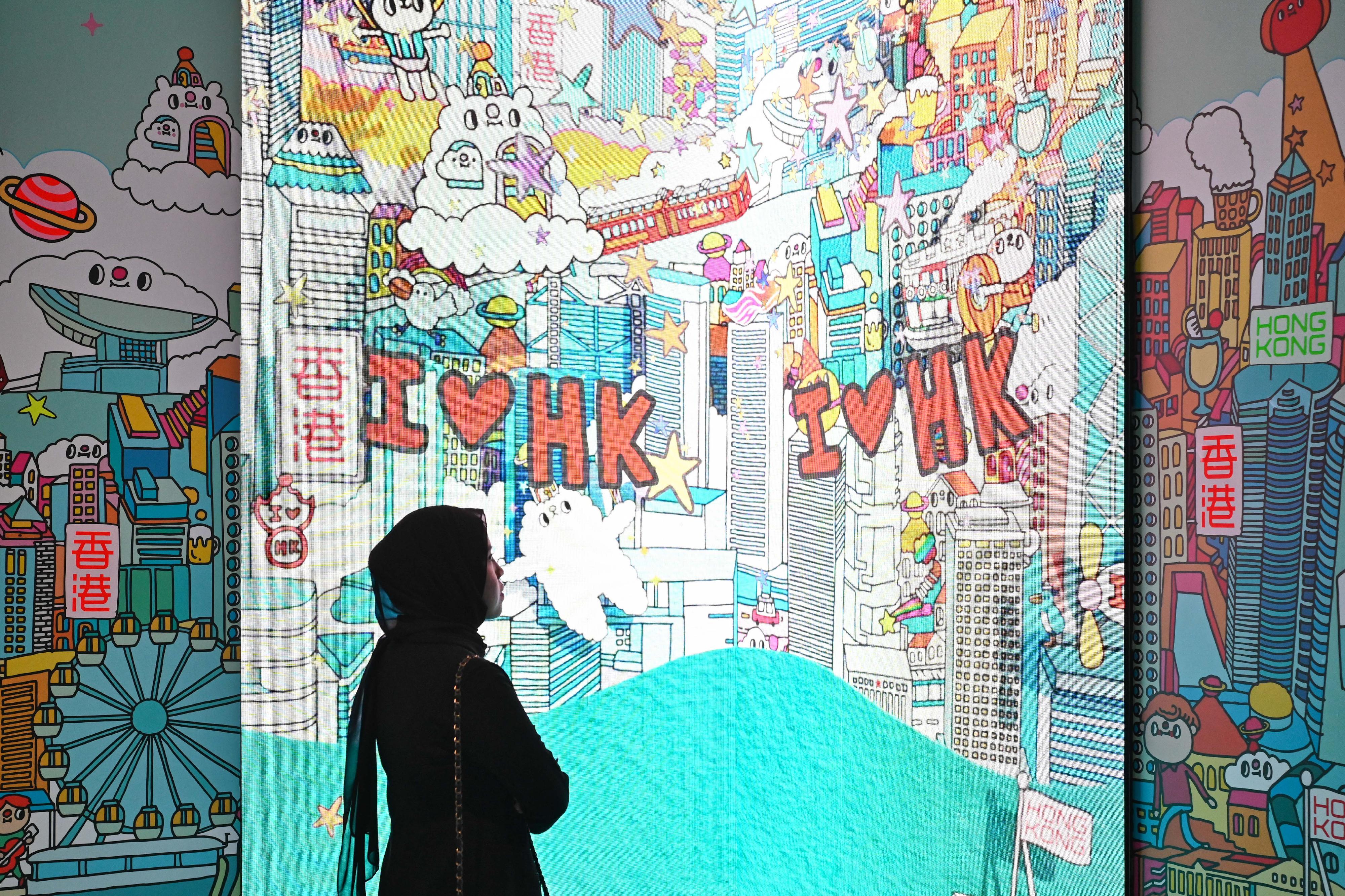 「香港─沉浸式之旅」巡迴展覽今日（七月二十三日）在印尼雅加達展開，是特區政府在東南亞國家聯盟國家舉辦的推廣活動之一，以藝術科技展示香港獨有的實力、優勢和機遇。圖示展覽場內的拍照區，可見本地藝術家Messy Desk（李美欣）的插畫設計。