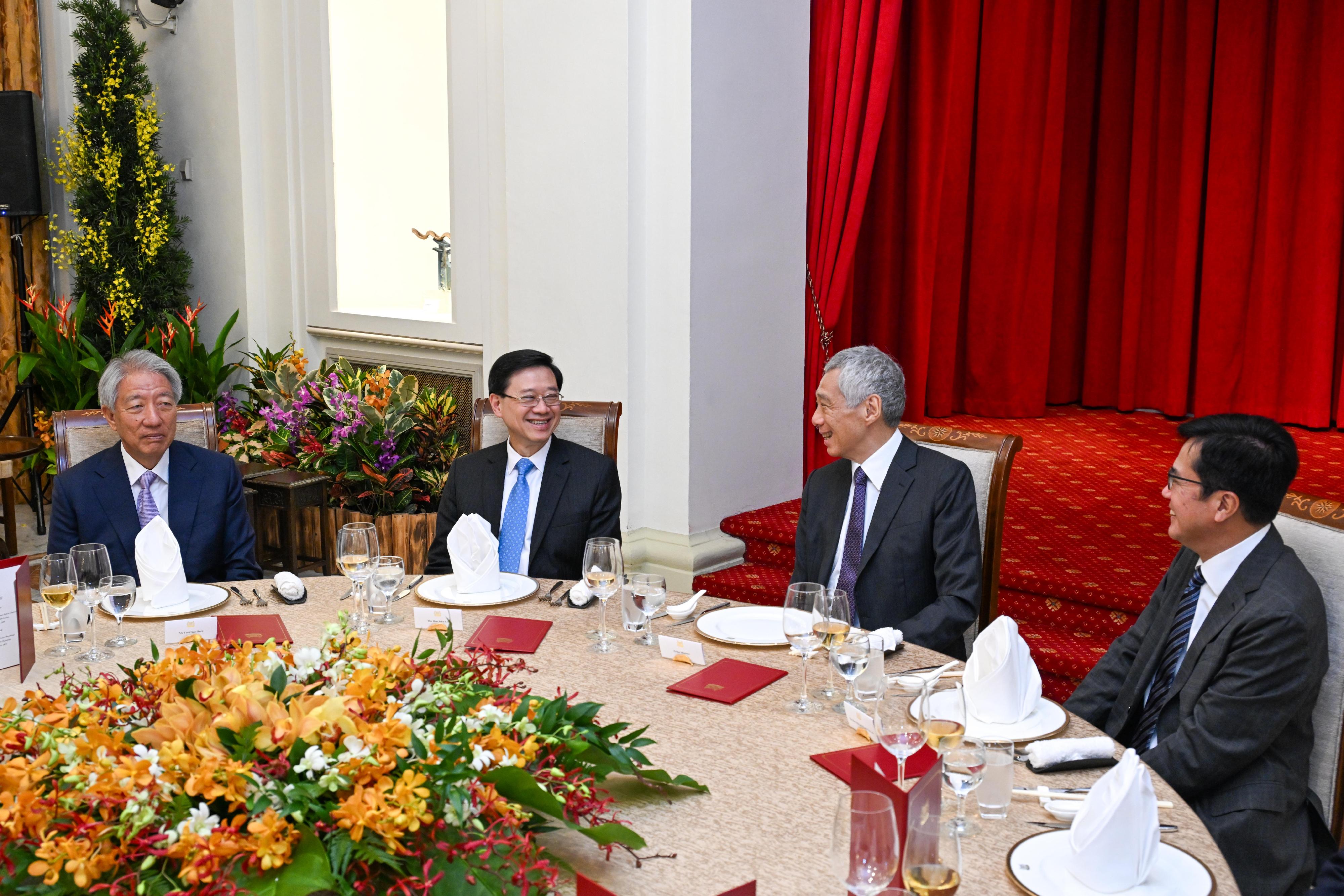 行政長官李家超（左二）今日（七月二十四日）在新加坡出席新加坡總理李顯龍（右二）所設的午宴。旁為財政司副司長黃偉綸（右一）和新加坡國務資政兼國家安全統籌部長張志賢（左一）。