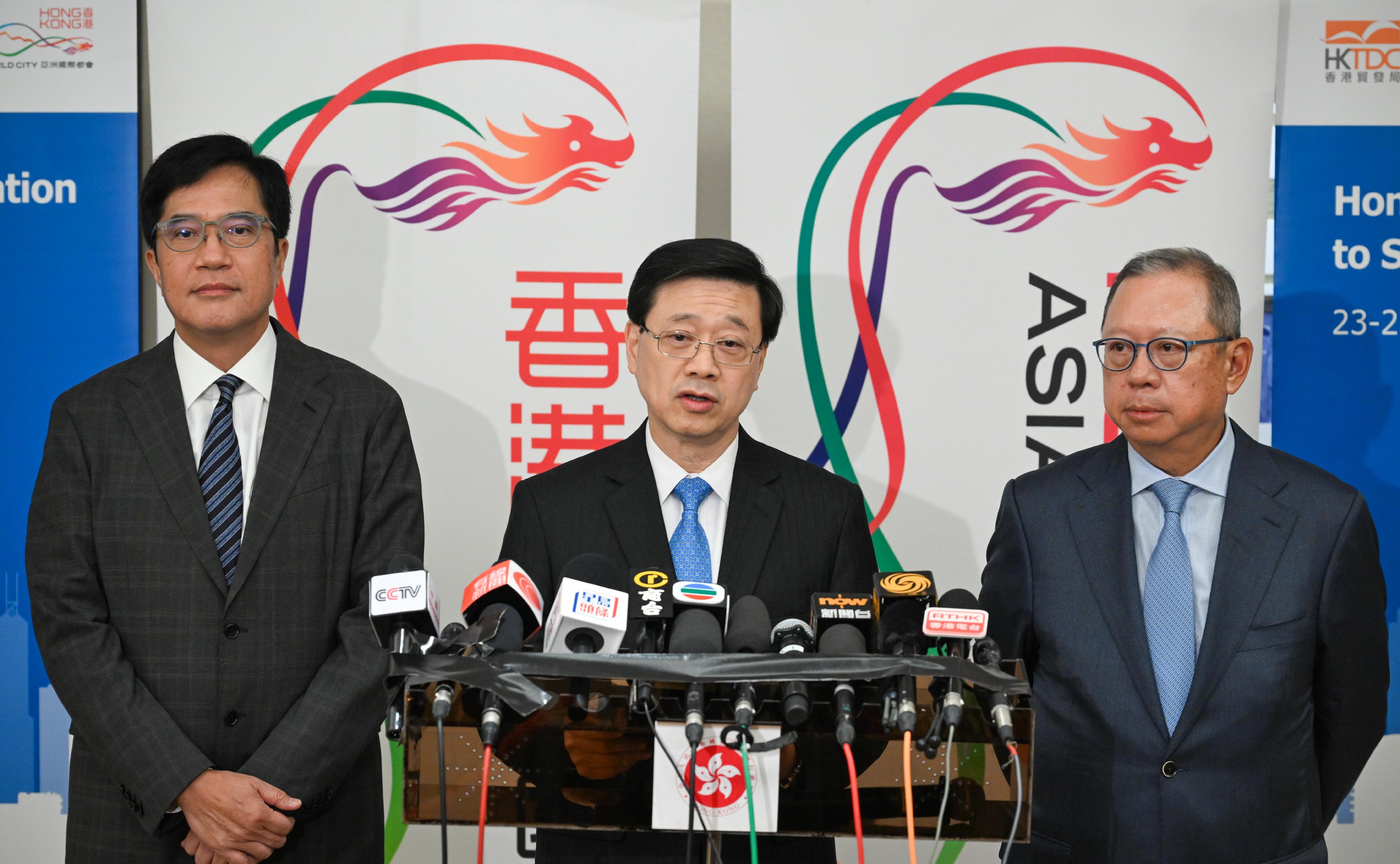 行政長官李家超（中）今日（七月二十四日）在新加坡聯同財政司副司長黃偉綸（左）和香港貿易發展局主席林建岳博士（右）會見傳媒。

