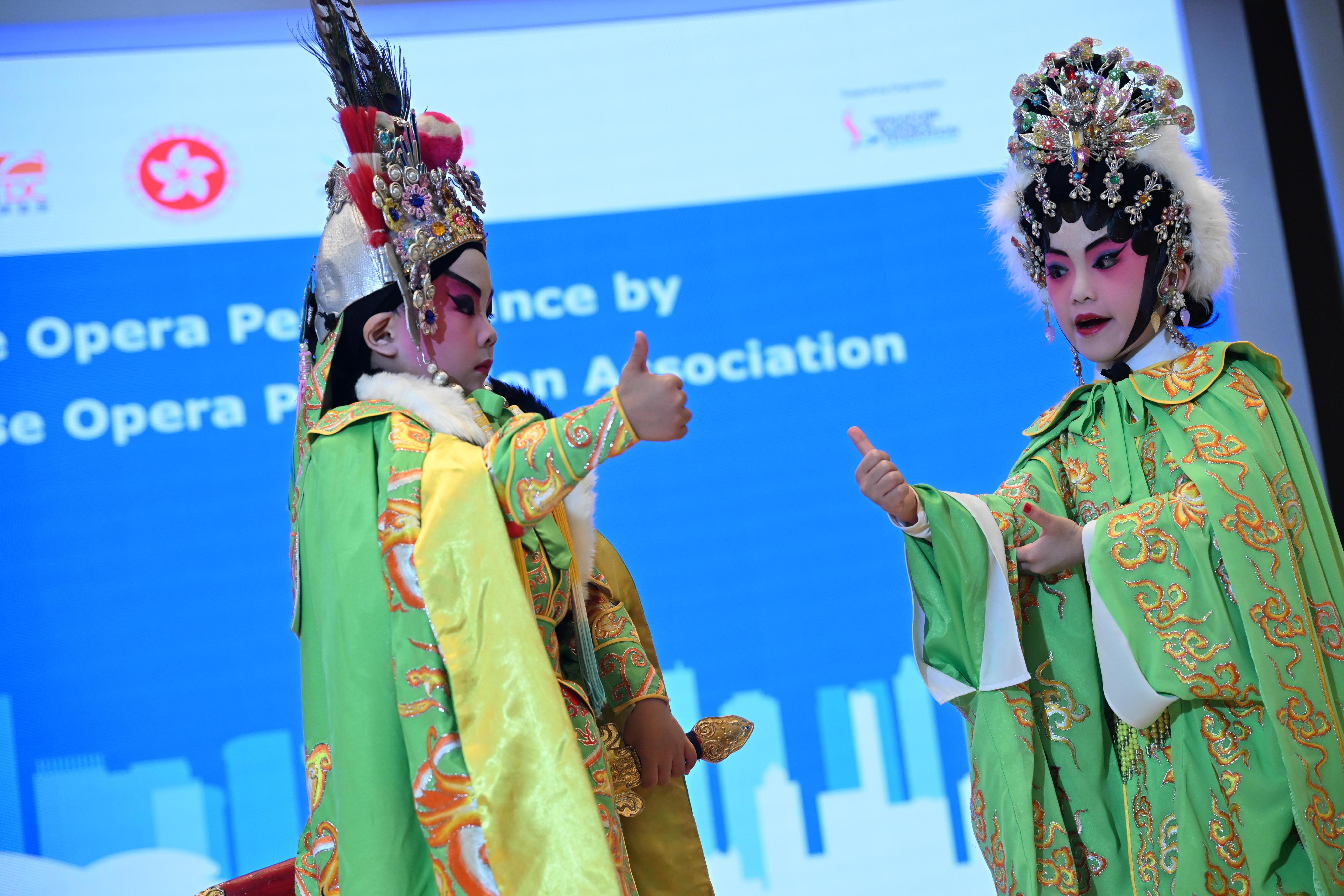 The Chief Executive, Mr John Lee, attended a business dinner in Singapore jointly organised by the Hong Kong Special Administrative Region Government and Hong Kong Trade Development Council today (July 24). Photo shows members of a children and youth Cantonese Opera group from Hong Kong performing at the dinner.
