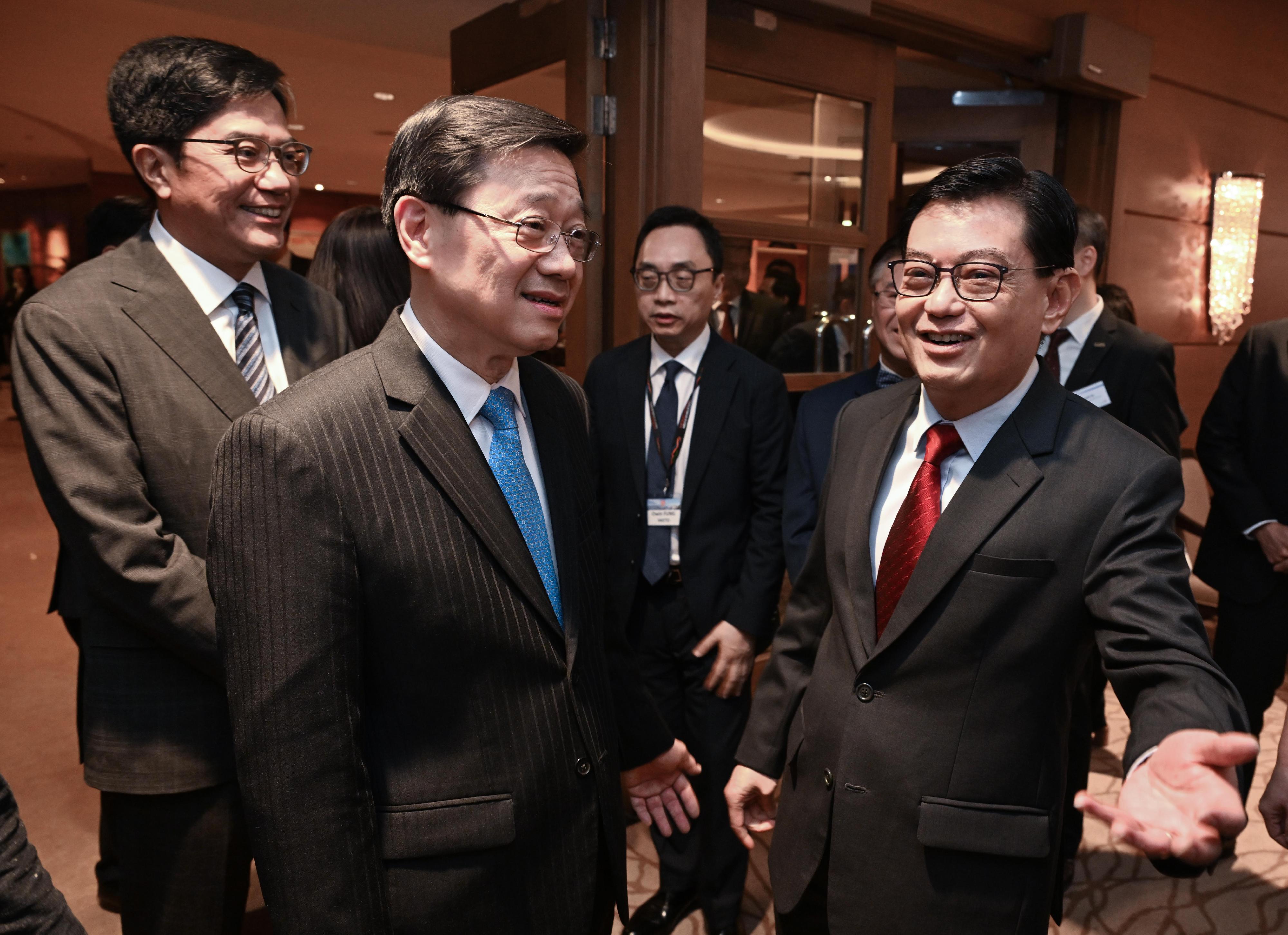 The Chief Executive, Mr John Lee, attended a business dinner in Singapore jointly organised by the Hong Kong Special Administrative Region Government and Hong Kong Trade Development Council today (July 24). Photo shows Mr Lee (left) and Deputy Prime Minister of Singapore Mr Heng Swee Keat (right) at the dinner. 