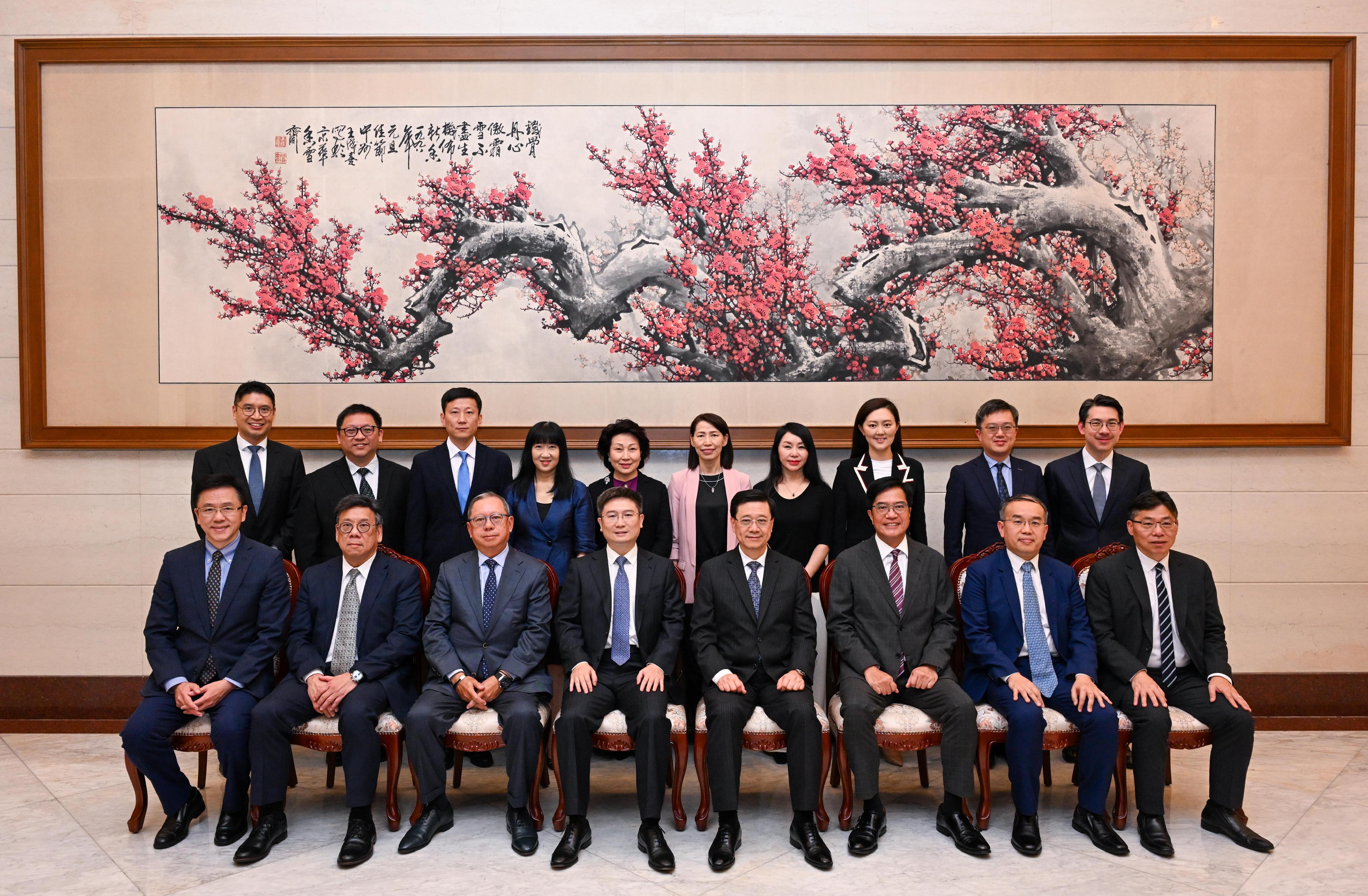 The Chief Executive, Mr John Lee, today (July 25) attended a lunch hosted by the Charge d'Affaires ad Interim and Minister of the Chinese Embassy in Indonesia, Mr Zhou Kan, in Jakarta, Indonesia. Photo shows (front row, from left) the Secretary for Innovation, Technology and Industry, Professor Sun Dong; the Secretary for Commerce and Economic Development, Mr Algernon Yau; the Chairman of the Hong Kong Trade Development Council, Dr Peter Lam; Mr Zhou; Mr Lee; the Deputy Financial Secretary, Mr Michael Wong; the Secretary for Financial Services and the Treasury, Mr Christopher Hui; the Secretary for Transport and Logistics, Mr Lam Sai-hung, and other participants before the lunch.