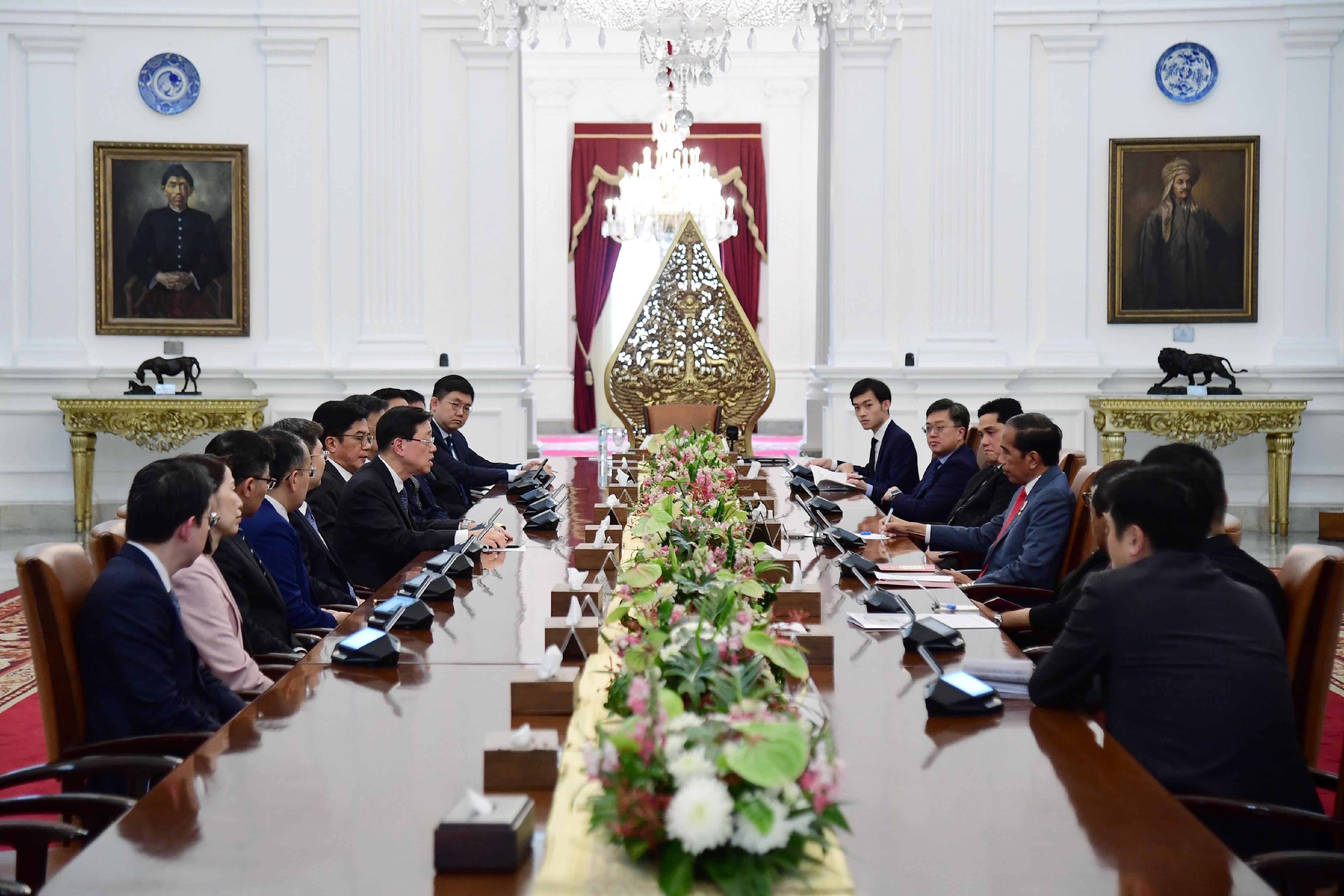 The Chief Executive, Mr John Lee (sixth left), meets with the President of Indonesia, Mr Joko Widodo (fourth right), in Jakarta, Indonesia, today (July 25).