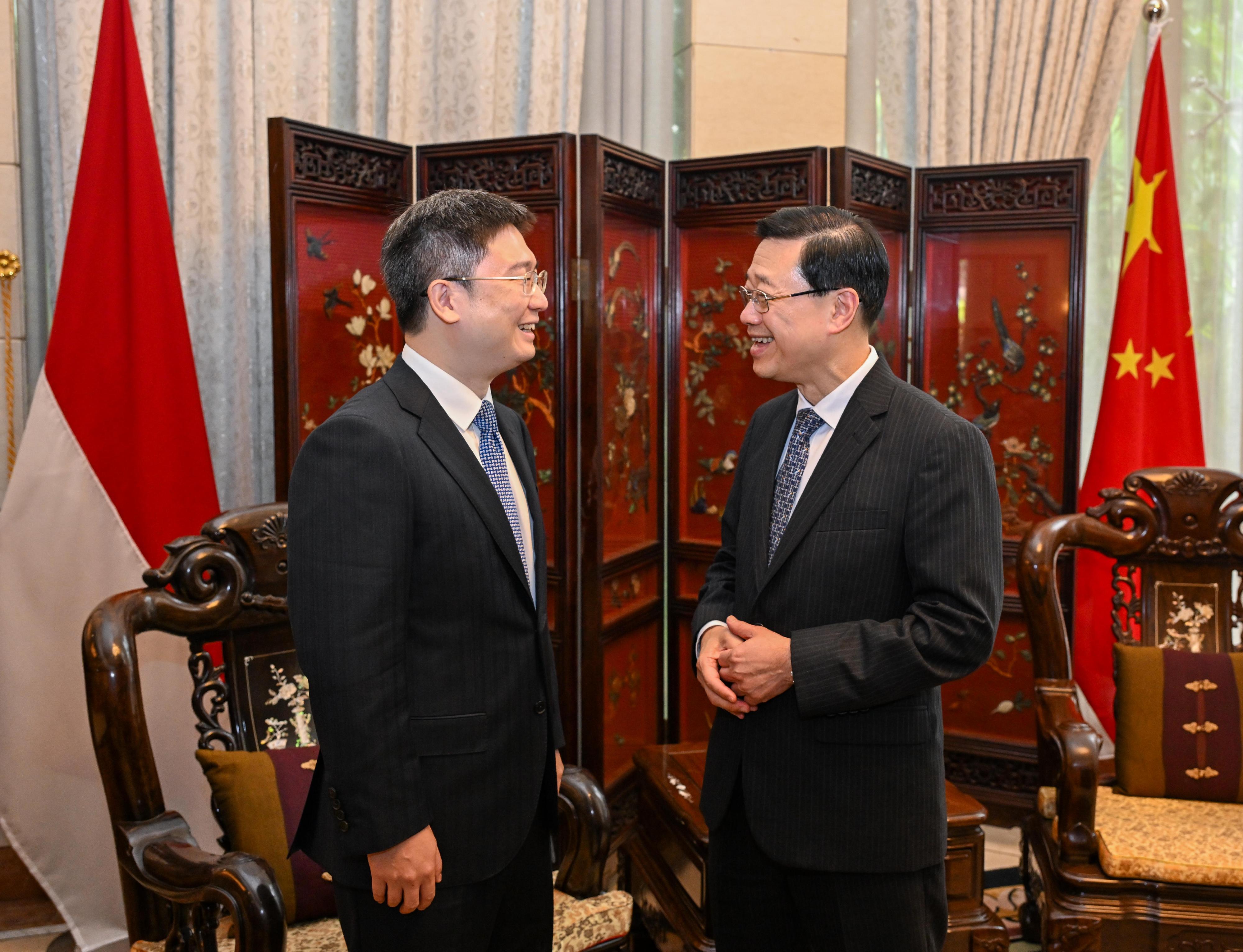 行政長官李家超今日（七月二十五日）在印尼雅加達出席中國駐印尼大使館臨時代辦周侃公使所設的午宴。圖示李家超（右）和周侃（左）。