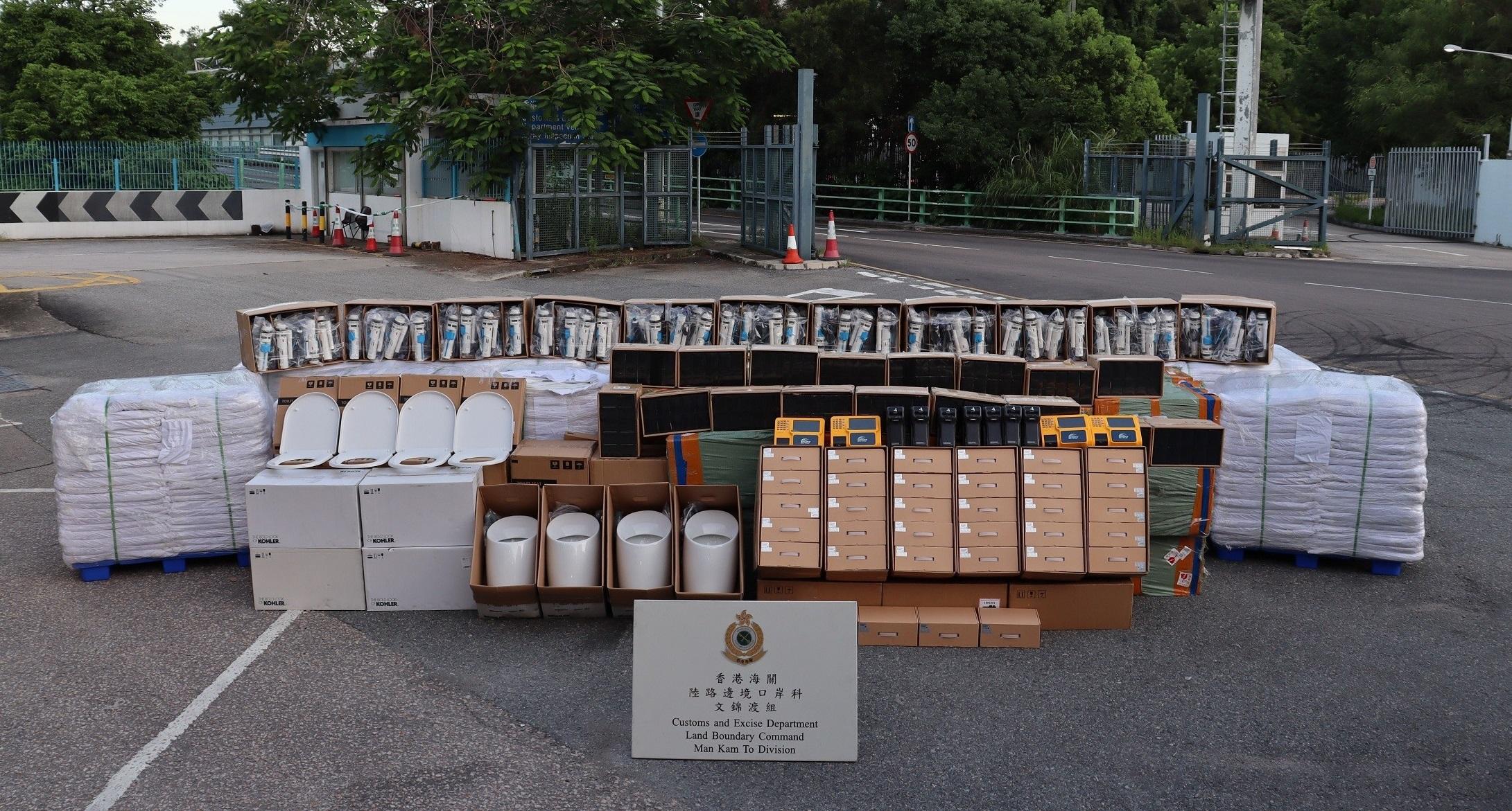 Hong Kong Customs yesterday (July 24) seized a large batch of suspected smuggled goods, including about 3 100 smart terminal devices, about 17 000 pieces of metal parts, about 5 200 pieces of rain shields and about 700 pieces of sanitary ware, with a total estimated market value of about $7.5 million at the Man Kam To Control Point. Photo shows the suspected smuggled goods seized.
