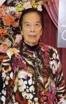 Chan Wun-king, aged 81, is about 1.6 metres tall, 60 kilograms in weight and of medium build. She has a long face with yellow complexion and short black hair. She was last seen wearing a dark-coloured short-sleeved shirt, black trousers, sport shoes, and carrying a red suitcase.
