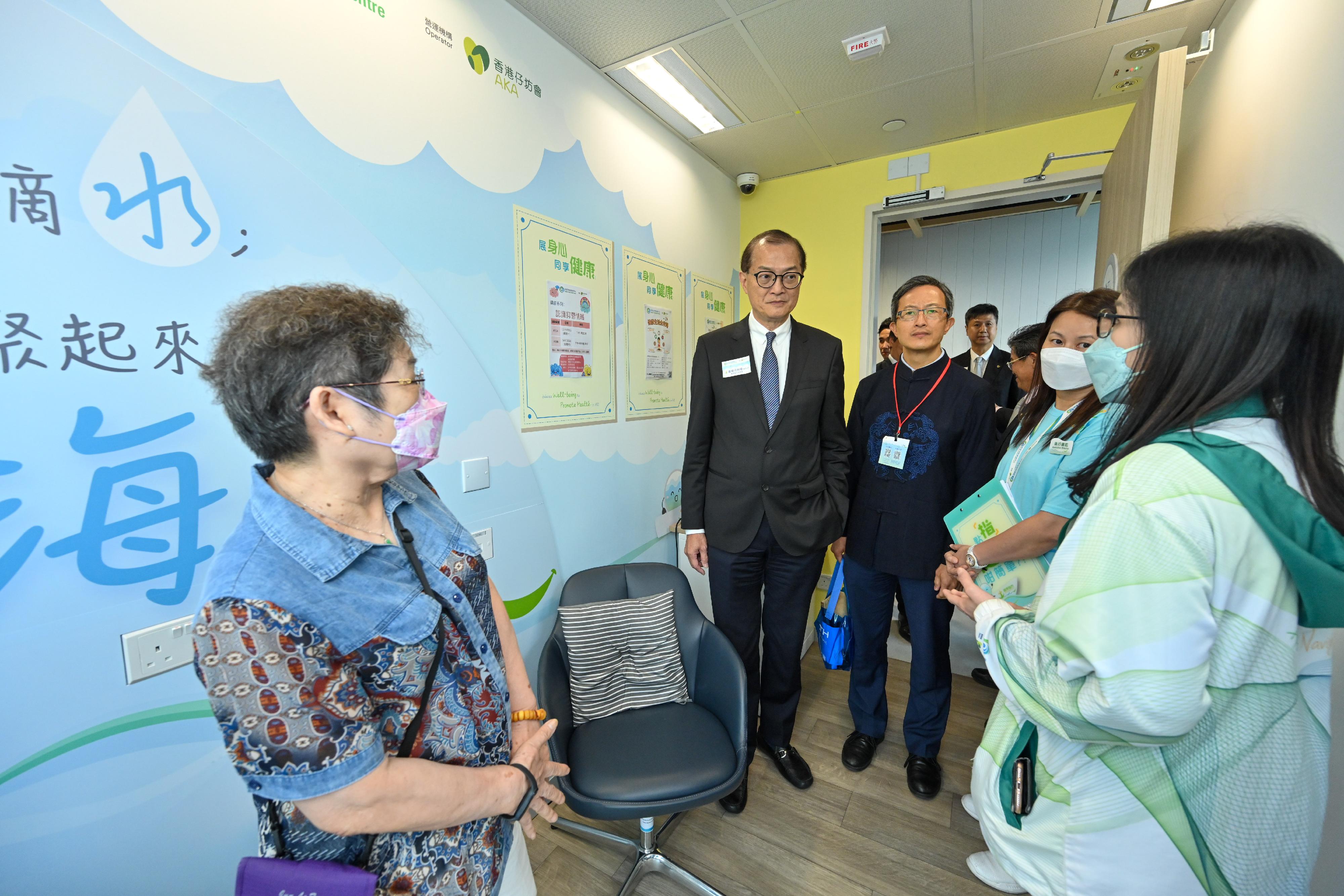 The Secretary for Health, Professor Lo Chung-mau (second left), visits the consultation room of the Southern District Health Centre (DHC) this afternoon (July 26) to get a better grasp on the personal consultation services provided to DHC members in managing their health condition.