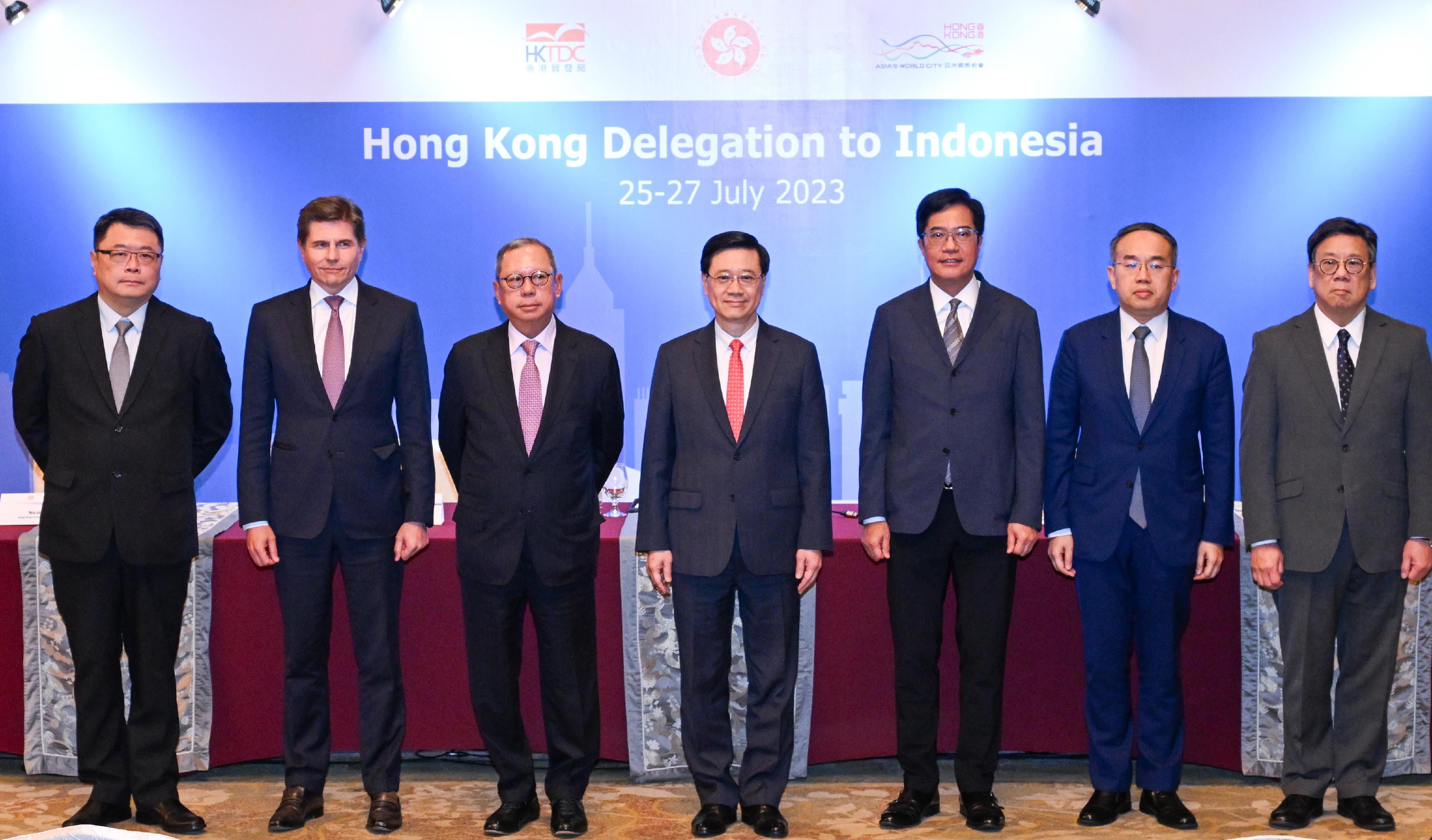 The Chief Executive, Mr John Lee (centre), together with the Chairman of the Hong Kong Trade Development Council, Dr Peter Lam (third left); the Deputy Financial Secretary, Mr Michael Wong (third right); the Secretary for Financial Services and the Treasury, Mr Christopher Hui (second right); the Secretary for Commerce and Economic Development, Mr Algernon Yau (first right); the Chief Executive Officer of the Hong Kong Exchanges and Clearing Limited, Mr Nicolas Aguzin (second left); and the Chairman of the Hong Kong Science and Technology Parks Corporation and Chairman of the Federation of Hong Kong Industries, Dr Sunny Chai (first left), hosts a press conference in Jakarta, Indonesia, today (July 26).
