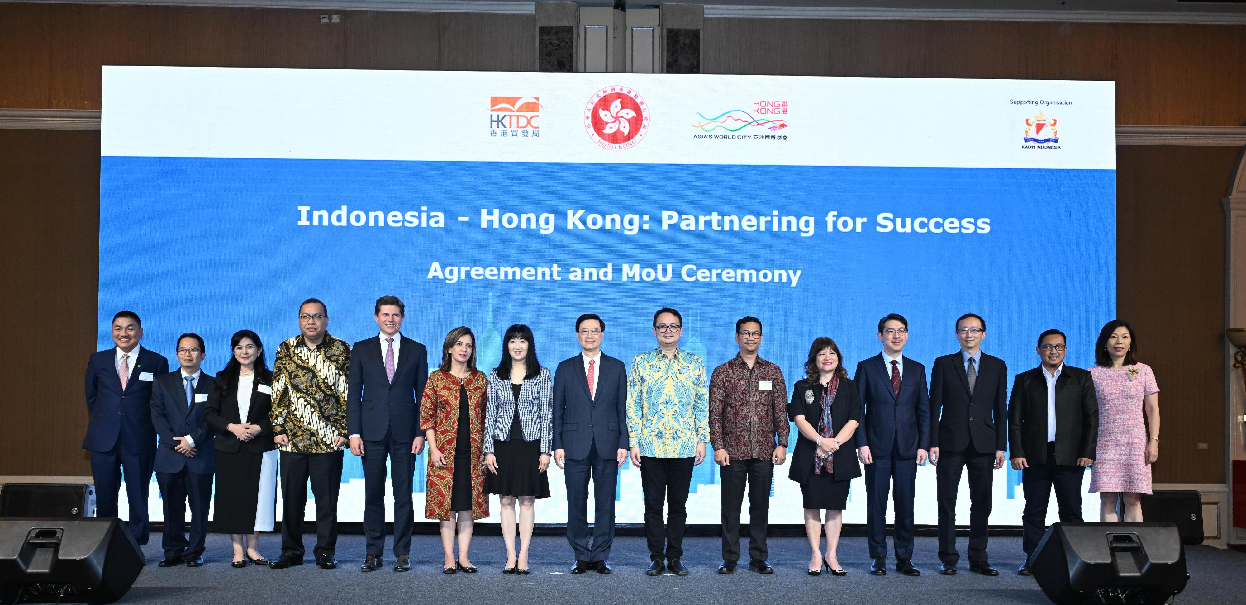 The Chief Executive, Mr John Lee, attended a business luncheon jointly organised by the Hong Kong Special Administrative Region Government and the Hong Kong Trade Development Council in Jakarta, Indonesia, today (July 26). Government departments, enterprises and institutions of Hong Kong and Indonesia also signed 15 memoranda of understanding and agreements in such areas as trading and commerce, finance, logistics, maritime services, professional services, exchange of meteorological information, and co-operation in aerospace technology. Photo shows Mr Lee (centre) and the Vice Minister of Trade of Indonesia, Dr Jerry Sambuaga (seventh right), with representatives of the organisations concerned.
