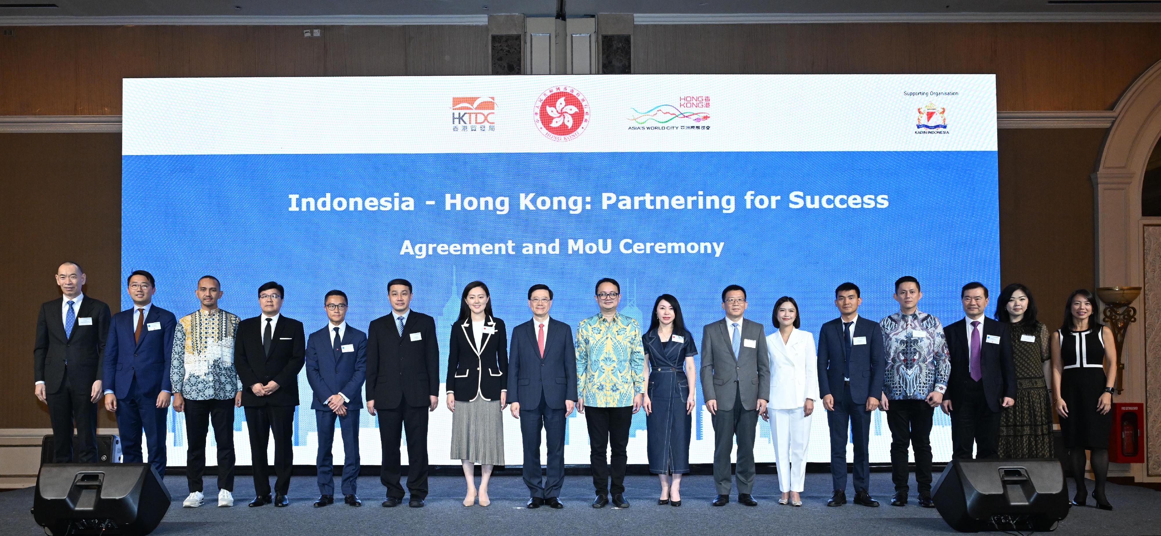 The Chief Executive, Mr John Lee, attended a business luncheon jointly organised by the Hong Kong Special Administrative Region Government and the Hong Kong Trade Development Council in Jakarta, Indonesia, today (July 26). Government departments, enterprises and institutions of Hong Kong and Indonesia also signed 15 memoranda of understanding and agreements in such areas as trading and commerce, finance, logistics, maritime services, professional services, exchange of meteorological information, and co-operation in aerospace technology. Photo shows Mr Lee (eighth left) and the Vice Minister of Trade of Indonesia, Dr Jerry Sambuaga (centre), with representatives of the organisations concerned.
