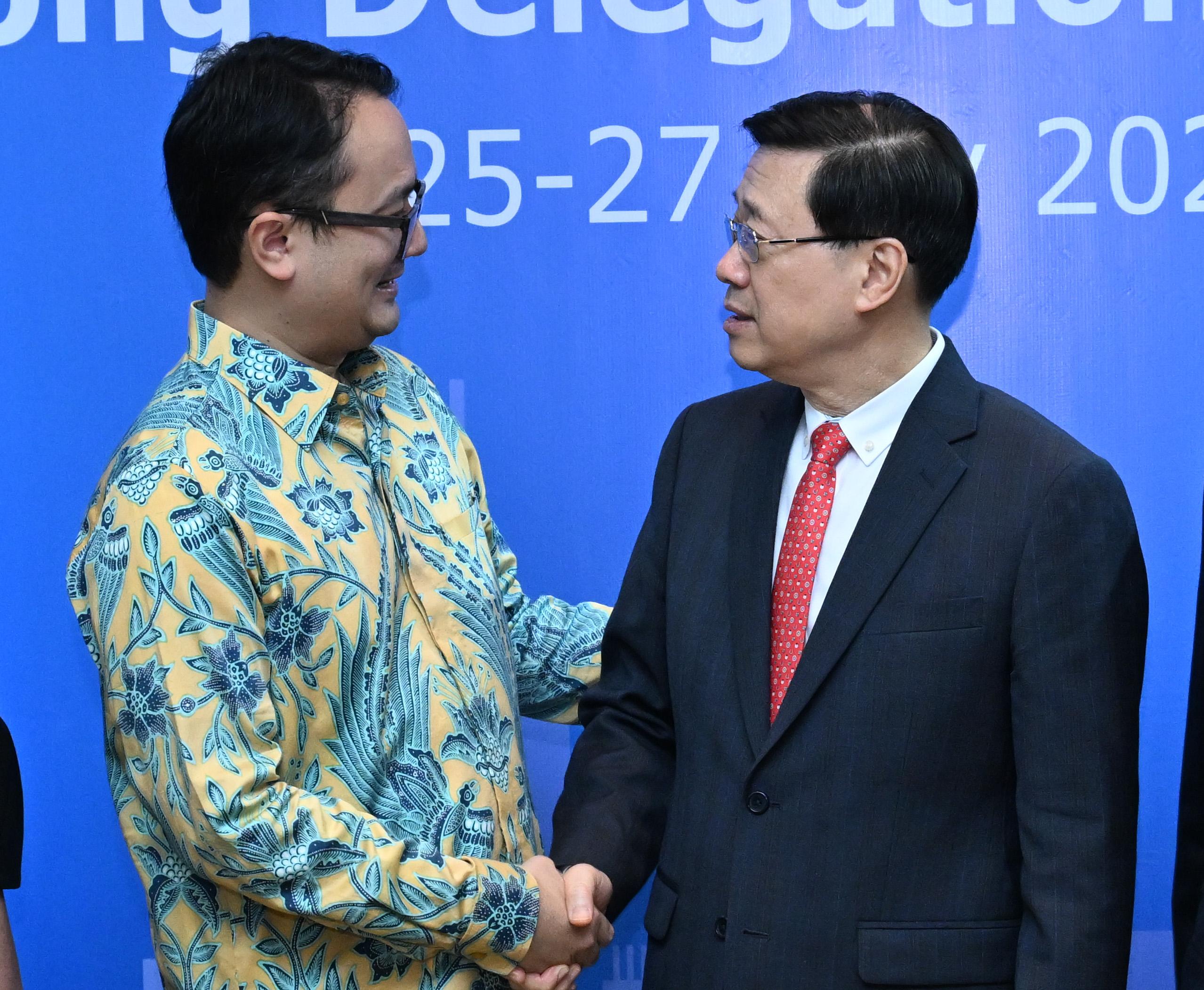 The Chief Executive, Mr John Lee, attended a business luncheon jointly organised by the Hong Kong Special Administrative Region Government and the Hong Kong Trade Development Council in Jakarta, Indonesia, today (July 26). Photo shows Mr Lee (right) and the Vice Minister of Trade of Indonesia, Dr Jerry Sambuaga (left).