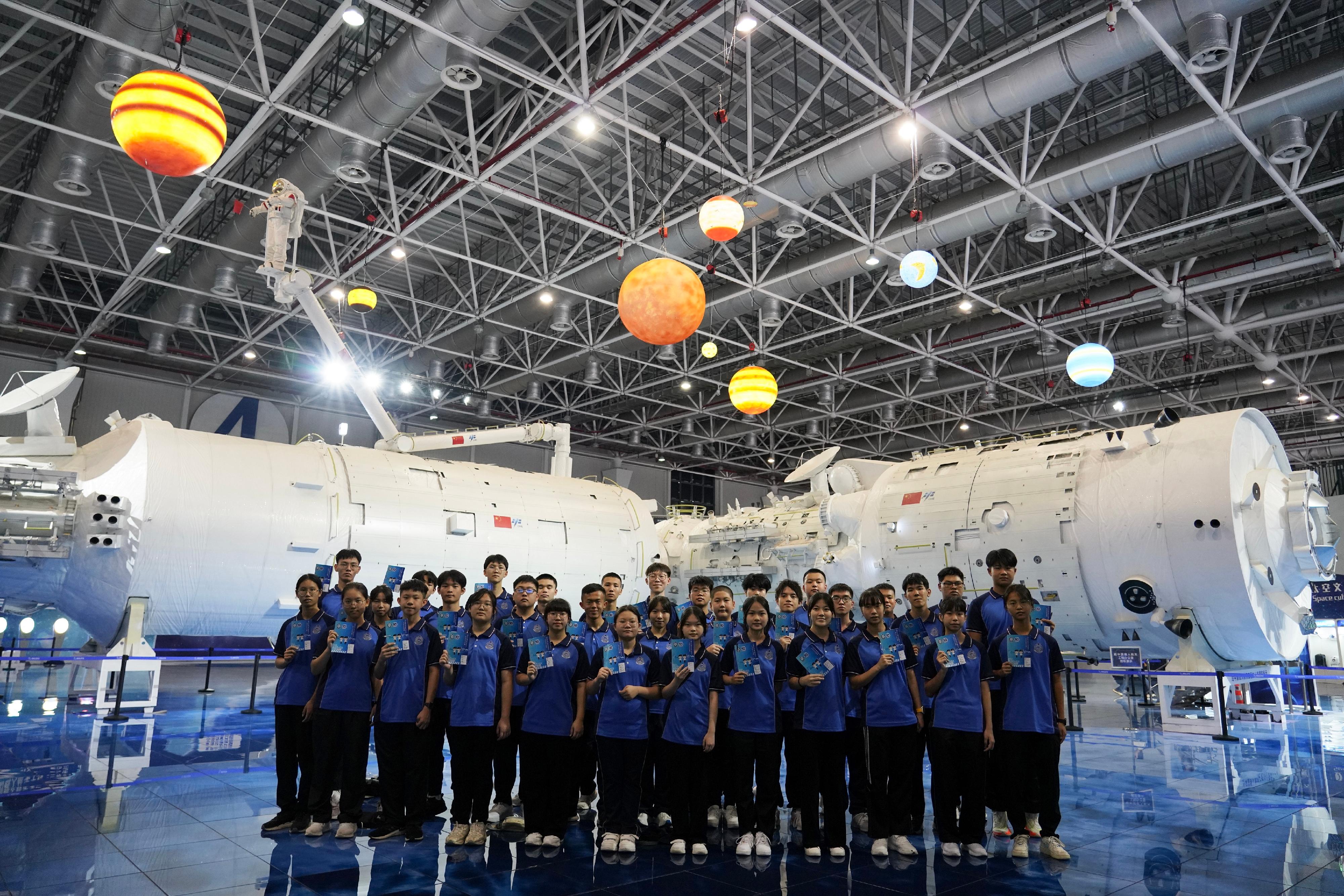 Members of the Immigration Department Youth Leaders Corps visited the replica of the "Tiangong" Space Station at the Zhuhai Space Center on July 26. 