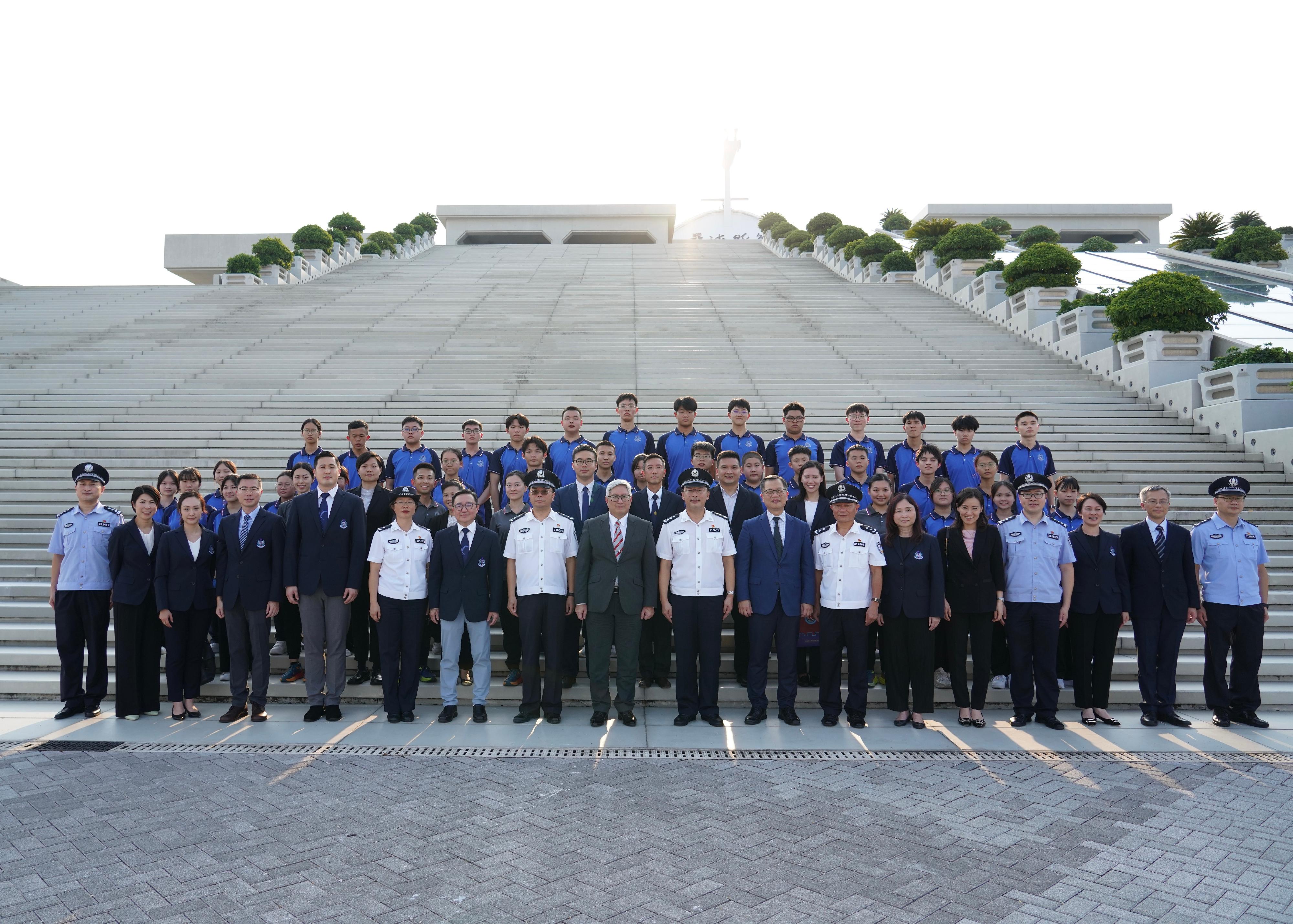 The Immigration Department Youth Leaders Corps (IDYL) organised a summer exchange tour to the Greater Bay Area from July 24 to 26, 2023. Photo shows the Director of Immigration, Mr Au Ka-wang (front row, ninth left), the Deputy Director of Immigration (Enforcement, Systems and Management), Mr Tai Chi-yuen, (front row, eighth right), the Commissioner of the IDYL, Dr Cheng Kam-chung (front row, seventh left) and two Deputy Commissioners of the IDYL leading members of the IDYL to visit the Exhibition Hall on the Eastern Artificial Island of the Hong Kong-Zhuhai-Macau Bridge on July 26.