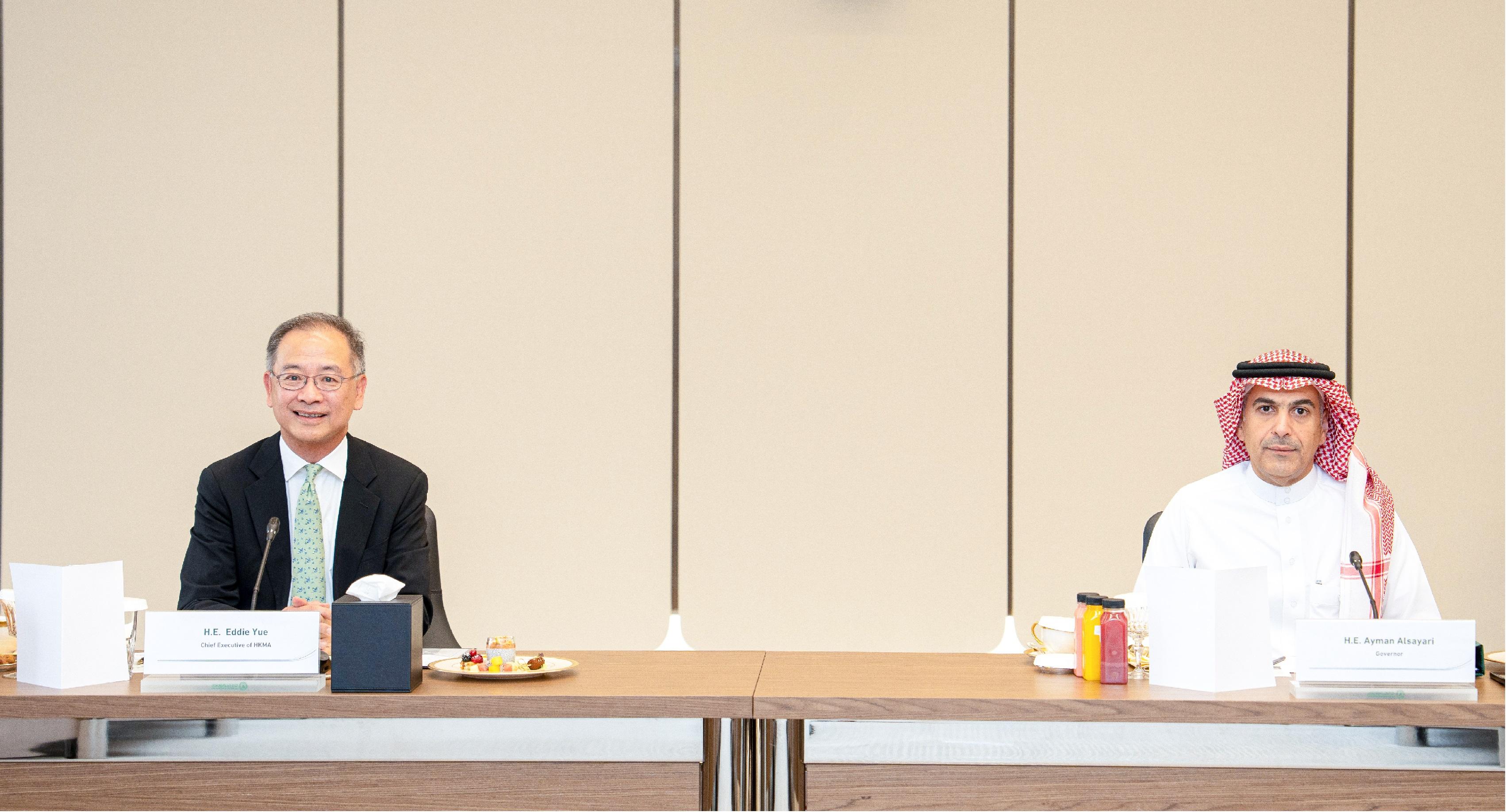 香港金融管理局總裁余偉文（左）在七月二十六日（利雅得時間）與沙特中央銀行行長Ayman Alsayari（右）會面。 
