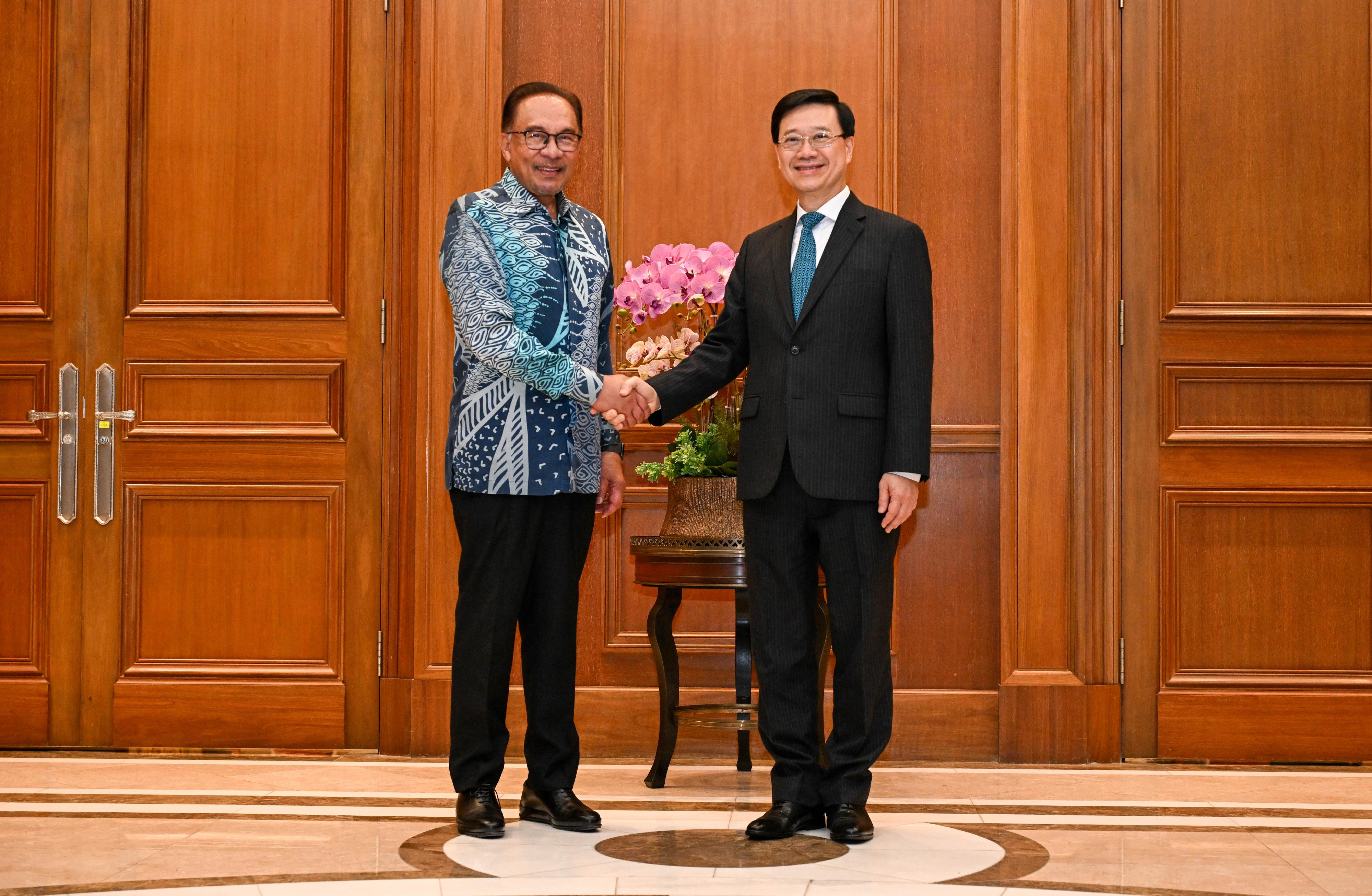 行政長官李家超（右）今日（七月二十七日）在馬來西亞吉隆坡與馬來西亞總理安華（左）會面。