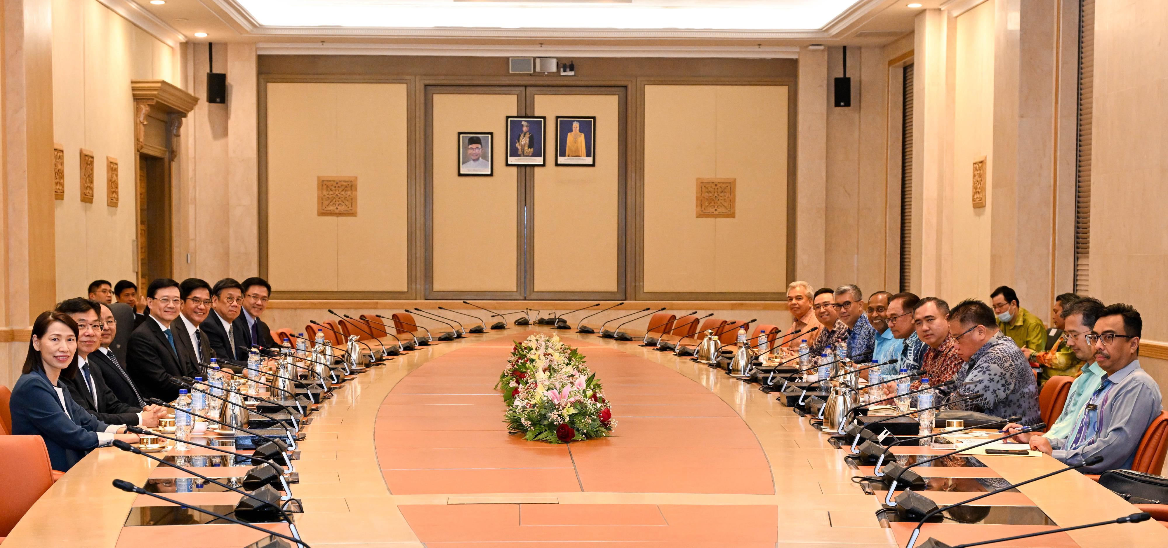 行政長官李家超（左四）今日（七月二十七日）在馬來西亞吉隆坡與馬來西亞總理安華（右五）會面。
