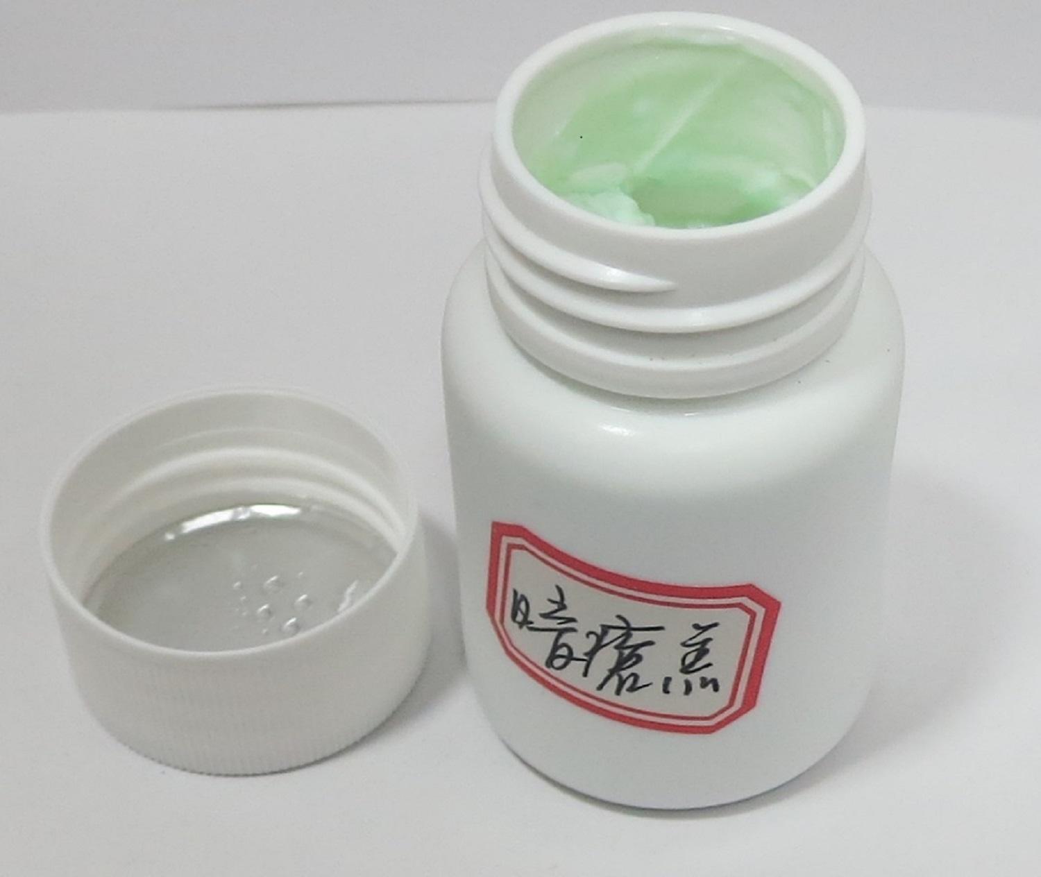 The Department of Health today (July 27) urged members of the public who consulted a listed Chinese medicine practitioner, Au Yeung Wai-chi, practising at Room 1, 18/F, Wealthy Plaza, 138 Shau Kei Wan Road, Sai Wan Ho, to stop using a green cream product he prescribed as it was found to contain undeclared Western drug ingredients.
