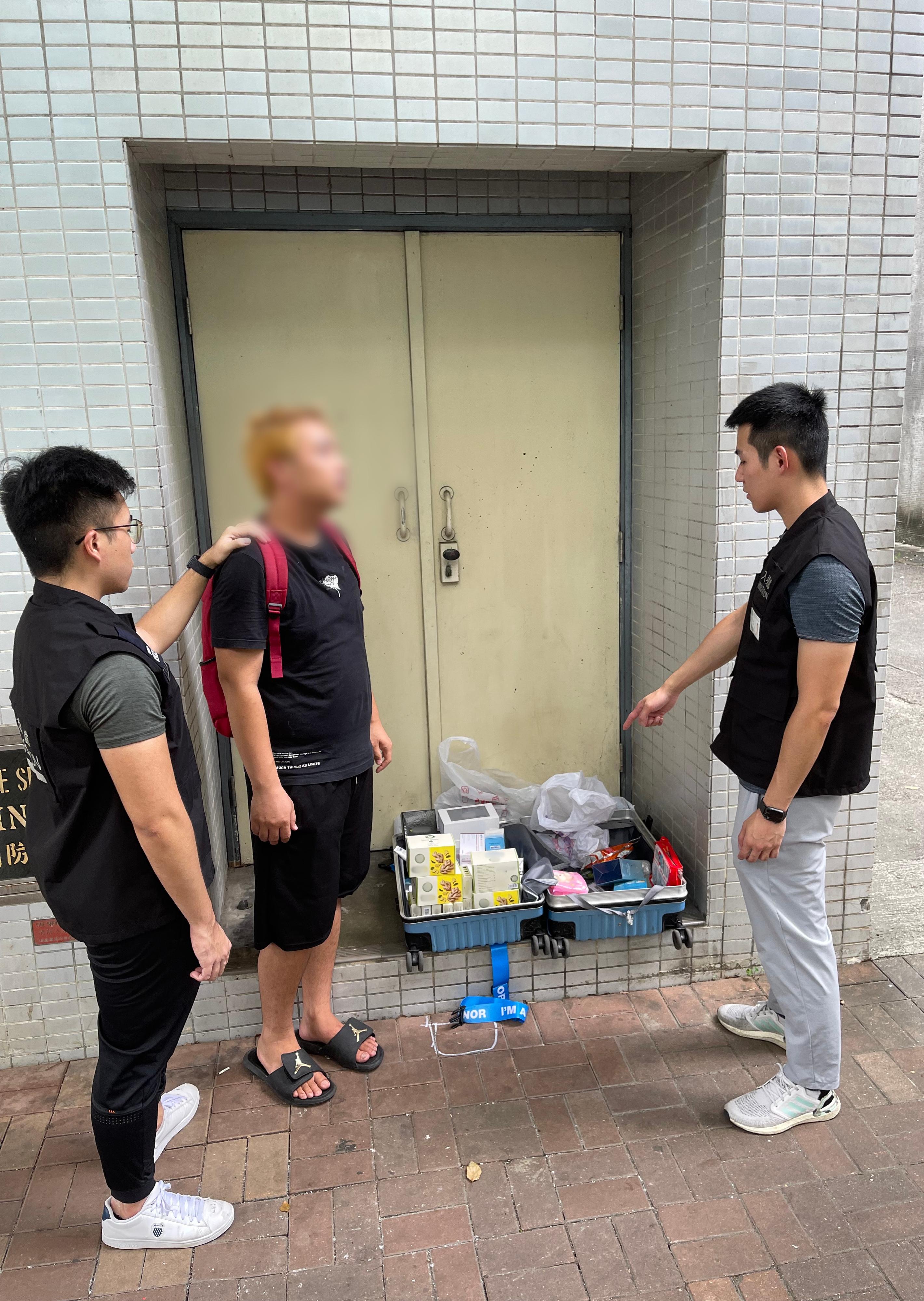 The Immigration Department mounted a series of territory-wide anti-illegal worker operations codenamed "Twilight", and joint operations with the Hong Kong Police Force codenamed "Champion" and "Windsand", for four consecutive days from July 24 to yesterday (July 27). Photo shows a Mainland visitor involved in suspected parallel trading activities and his goods.