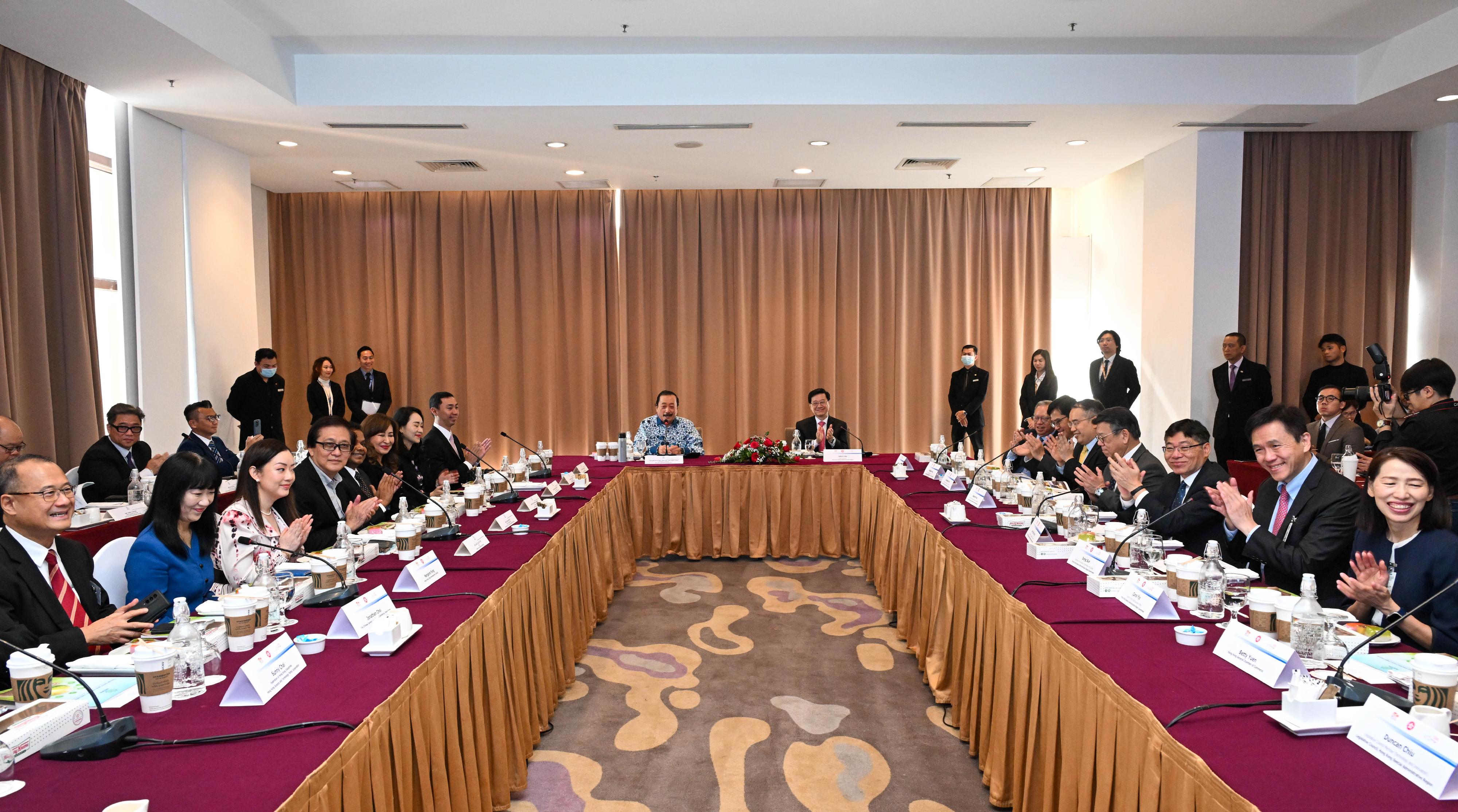 行政長官李家超與香港特別行政區代表團今日（七月二十八日）在馬來西亞吉隆坡參觀成功集團。圖示李家超（右八）與成功集團創辦人陳志遠（左九）會面。