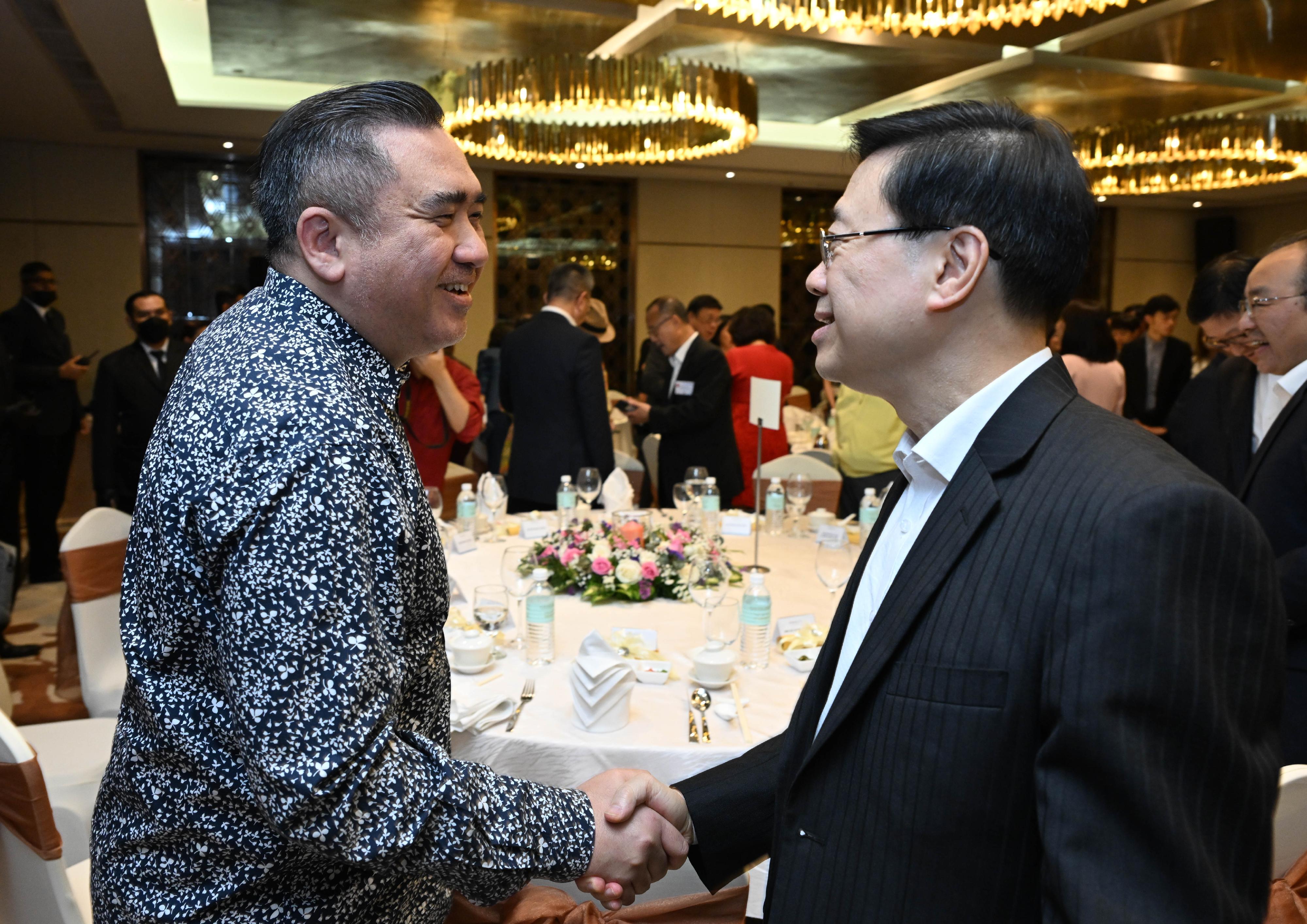 行政長官李家超和香港特別行政區代表團今日（七月二十八日）在馬來西亞吉隆坡出席商務晚宴。圖示李家超（右）與馬來西亞交通部長陸兆福（左）在晚宴上交流。