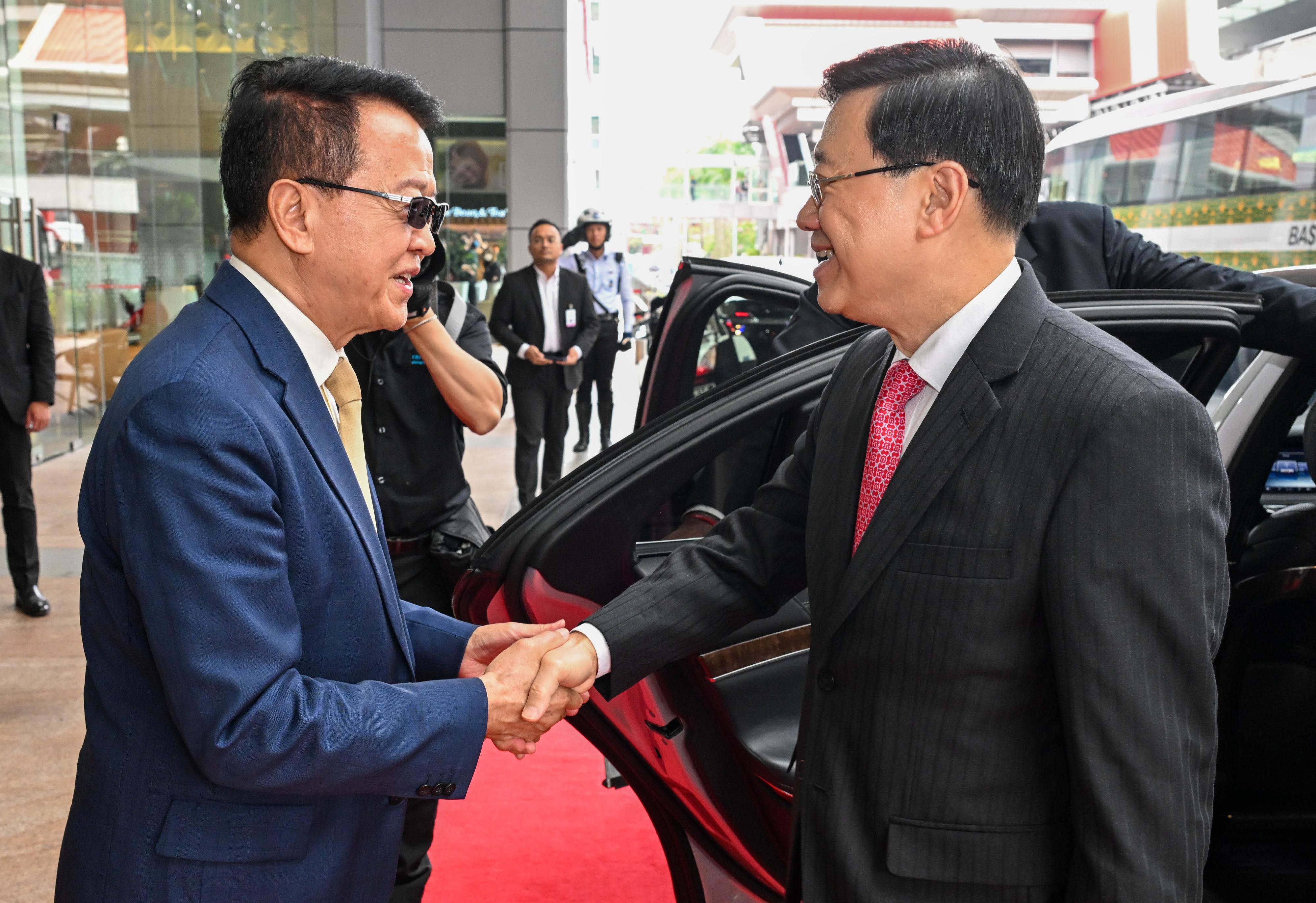 The Chief Executive, Mr John Lee, and the Hong Kong Special Administrative Region delegation visited Sunway Group in Kuala Lumpur, Malaysia, today (July 28). Photo shows Mr Lee (right) being greeted by the Founder and Chairman of Sunway Group, Dr Jeffrey Cheah (left).