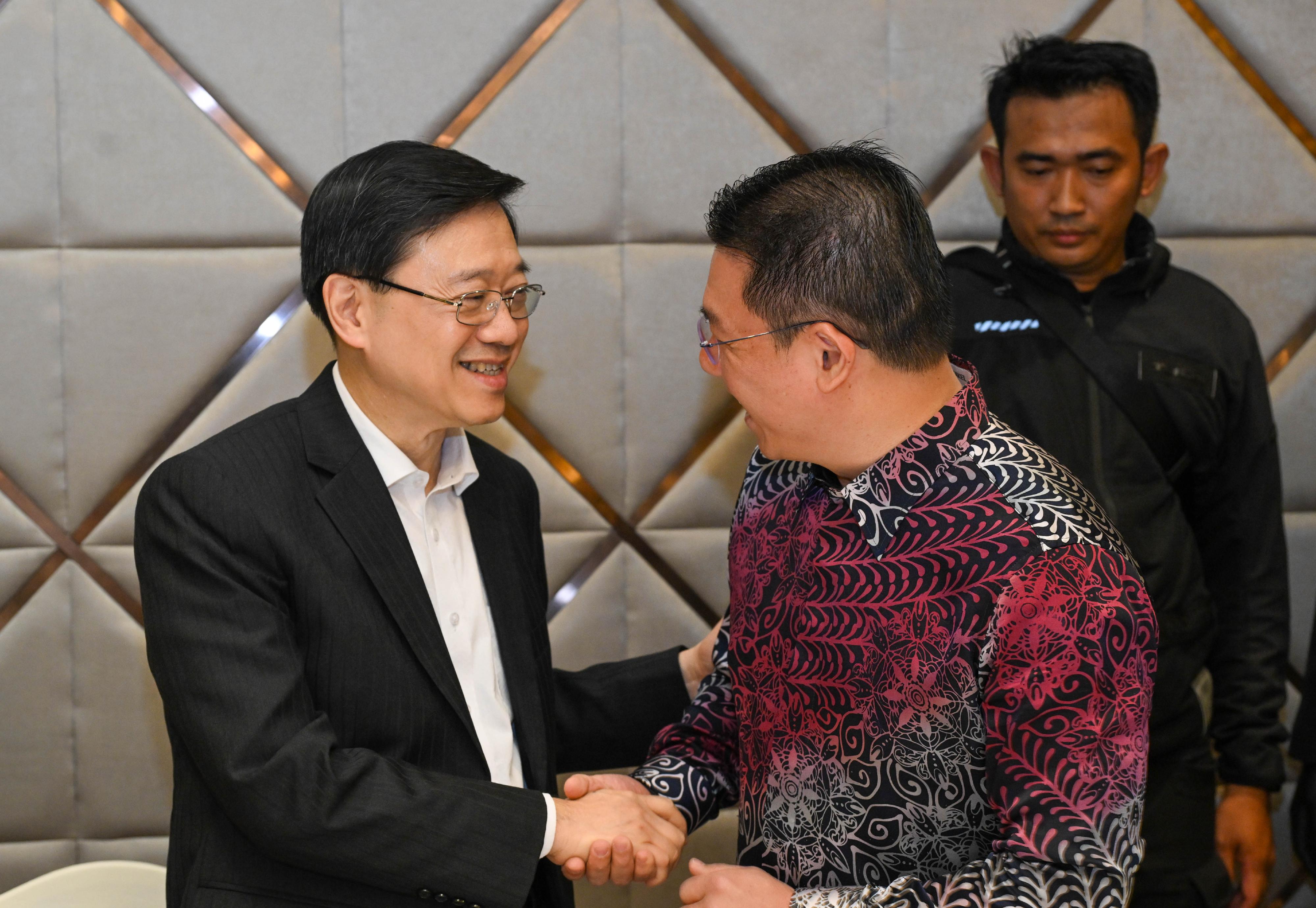 The Chief Executive, Mr John Lee, and the Hong Kong Special Administrative Region delegation attended a business dinner in Kuala Lumpur, Malaysia today (July 28). Photo shows Mr Lee (left) chatting with the Minister of Local Government Development of Malaysia, Mr Nga Kor Ming (right), at the dinner.
