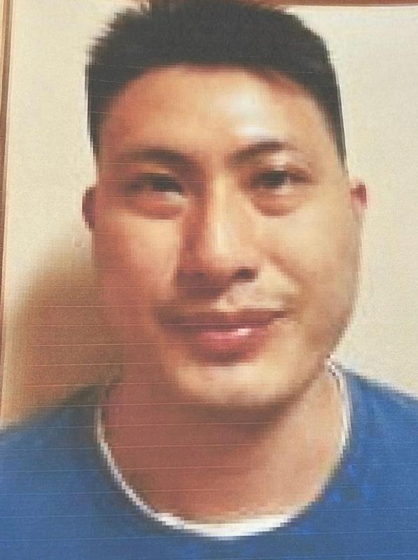  Lee Chi-fai, aged 40, is about 1.8 metres tall, 85 kilograms in weight and of fat build. He has a square face with yellow complexion and short black hair. He was last seen wearing a black shirt, blue jeans and white sneakers.

