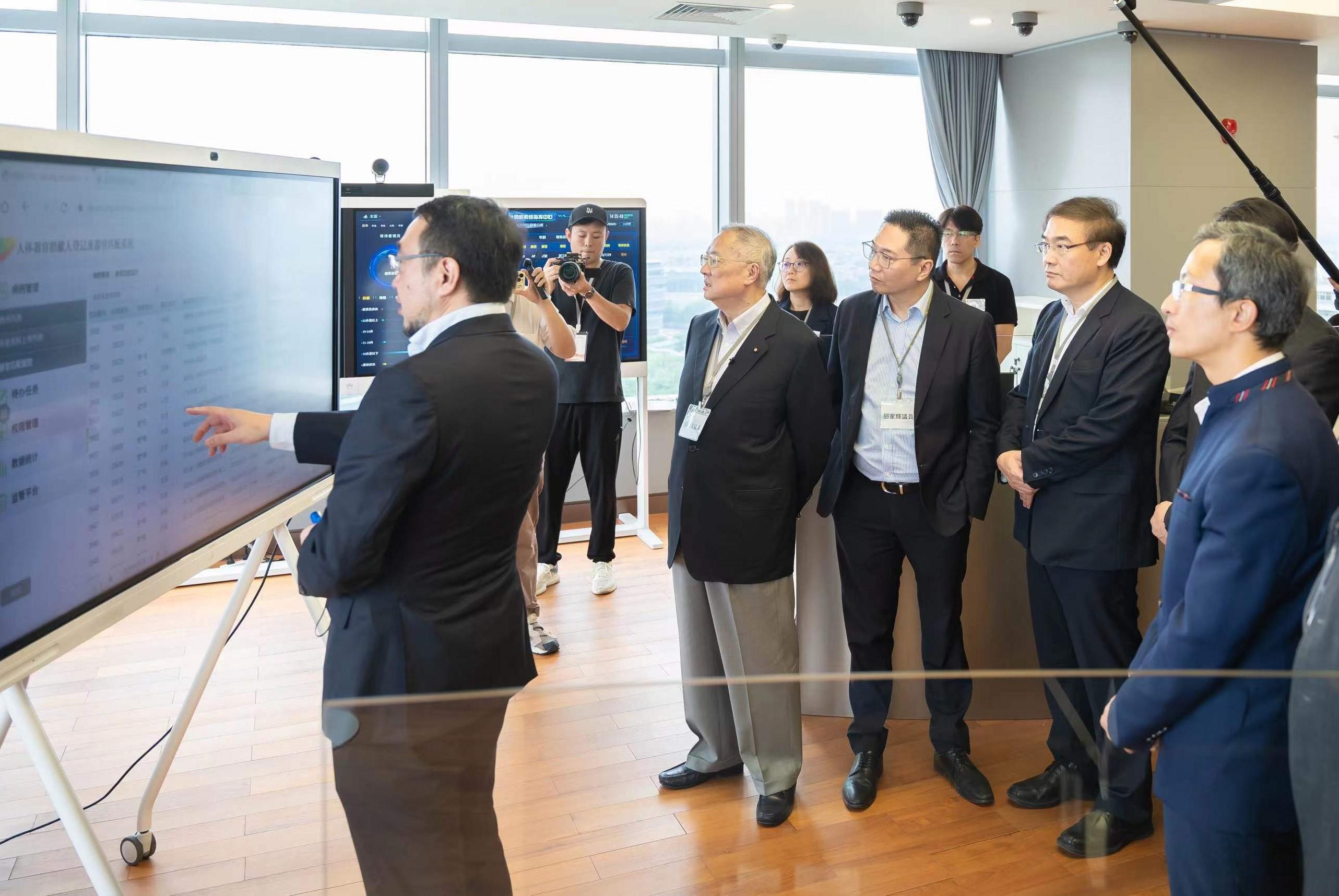 The delegation of the Legislative Council (LegCo) Panel on Health Services visits the Big Data Centre of National Health Commission for Human Tissue, Organ Transplant and Medicine in Guangzhou today (July 29) to learn about the operation of organ donation, allocation, transplant and relevant system and mechanism in the Mainland. Photo shows LegCo Members learning the latest development of organ matching and allocation in the Mainland at the China Organ Transplant Response System Coordination Centre.