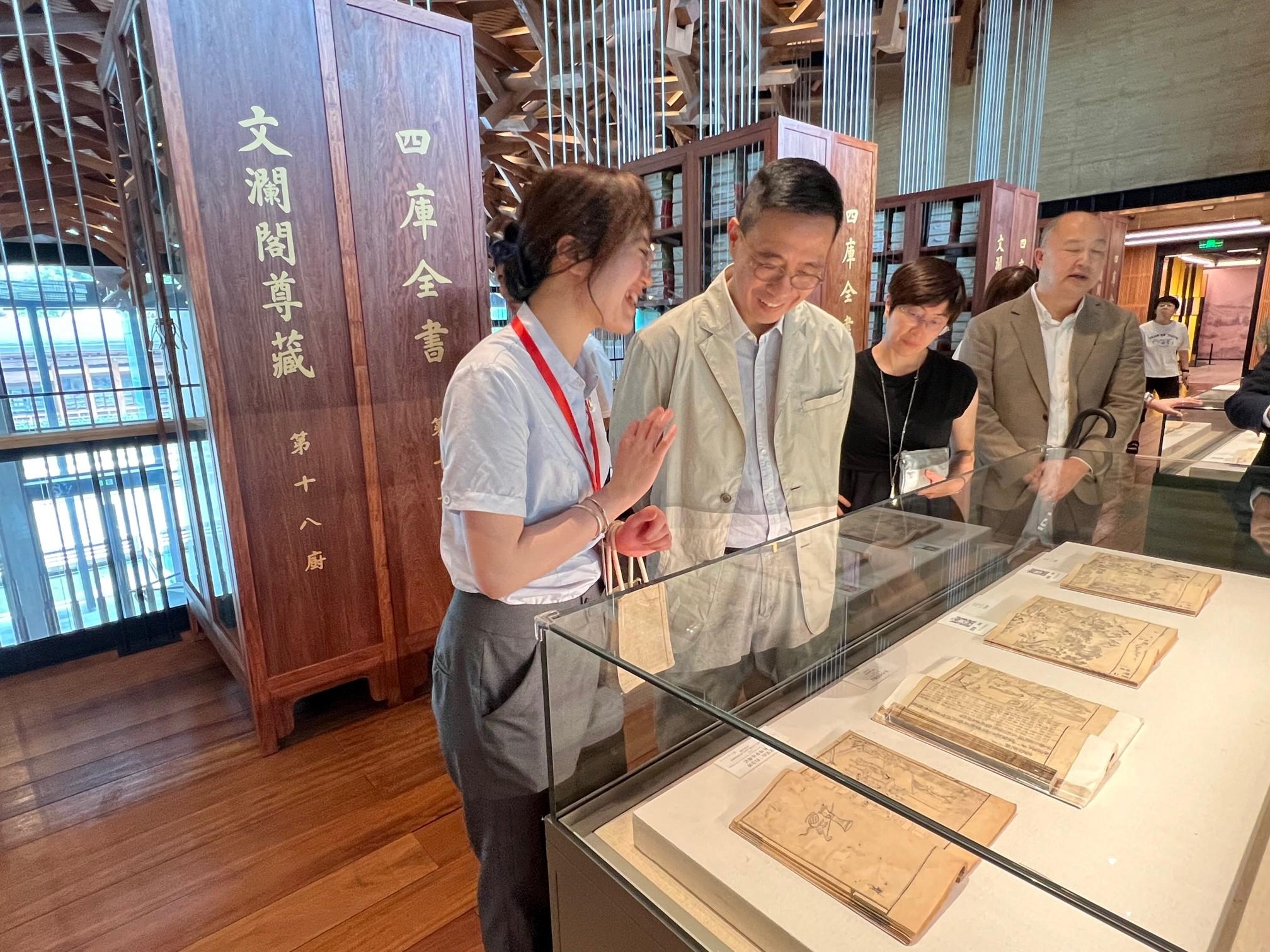 文化體育及旅遊局局長楊潤雄（左二）昨日（七月三十日）參觀杭州國家版本館，聽取工作人員介紹多種中華典籍版本和中華文物。