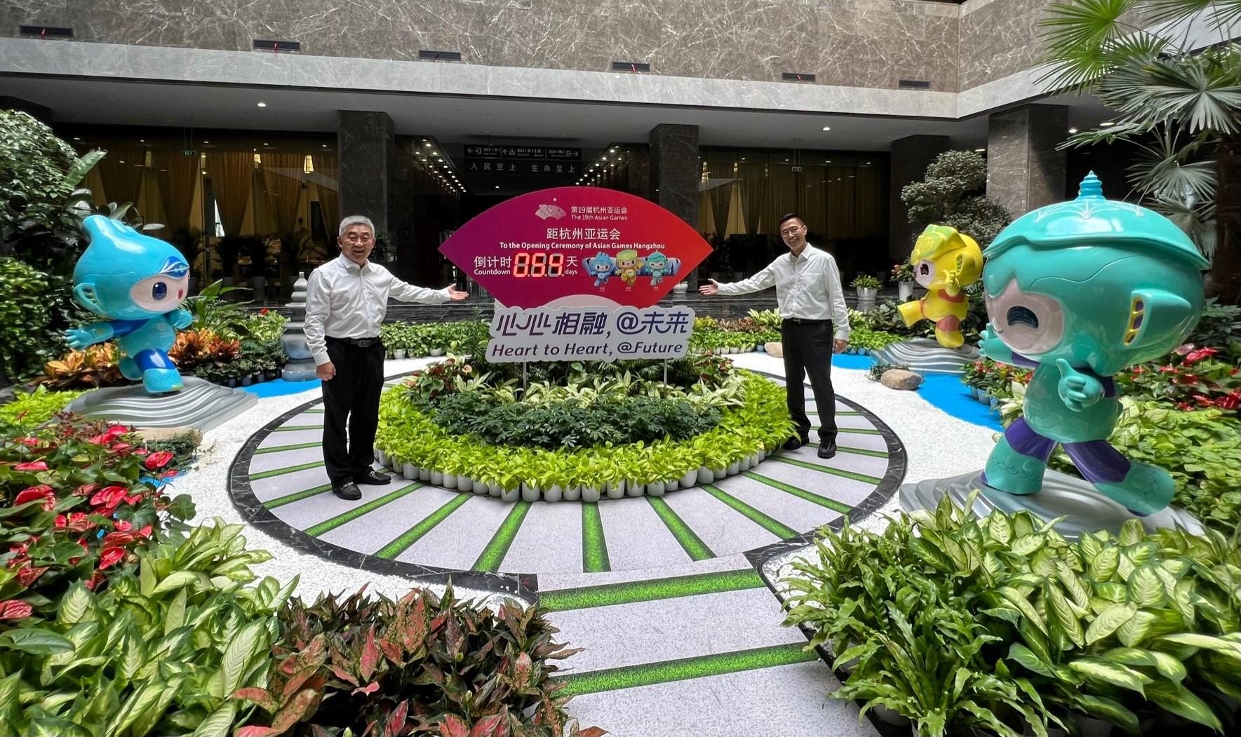 文化体育及旅游局局长杨润雄（右）今日（七月三十一日）在杭州与杭州市文化广电旅游局党组成员兼二级巡视员刘宇峰（左）会面，商讨深化浙港在文化及旅游方面的合作。