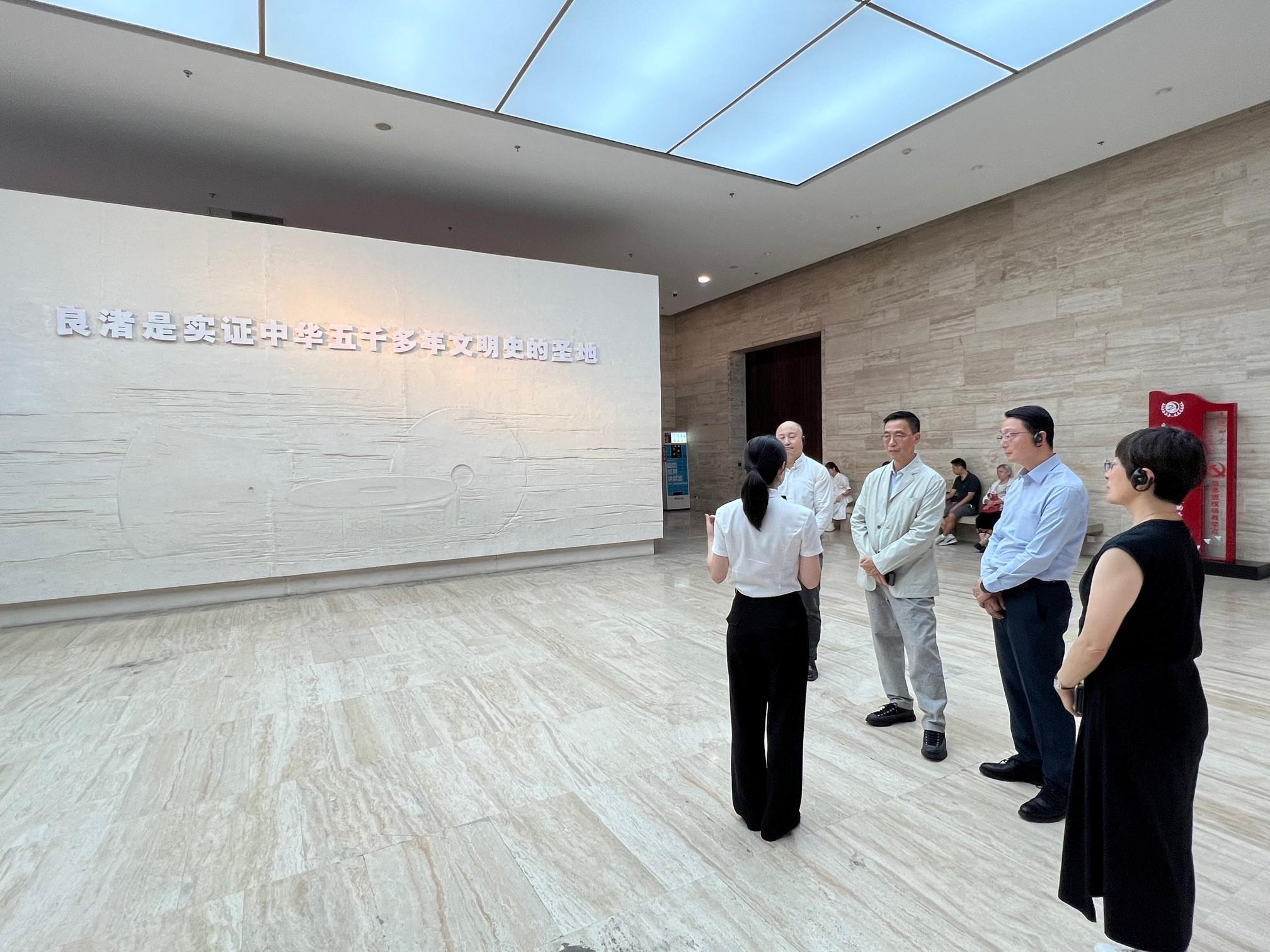 The Secretary for Culture, Sports and Tourism, Mr Kevin Yeung (third right), and the Director of Leisure and Cultural Services, Mr Vincent Liu (second right), visited the Liangzhu Museum in Hangzhou yesterday (July 30) to get a grasp on the results of local archaeological work.